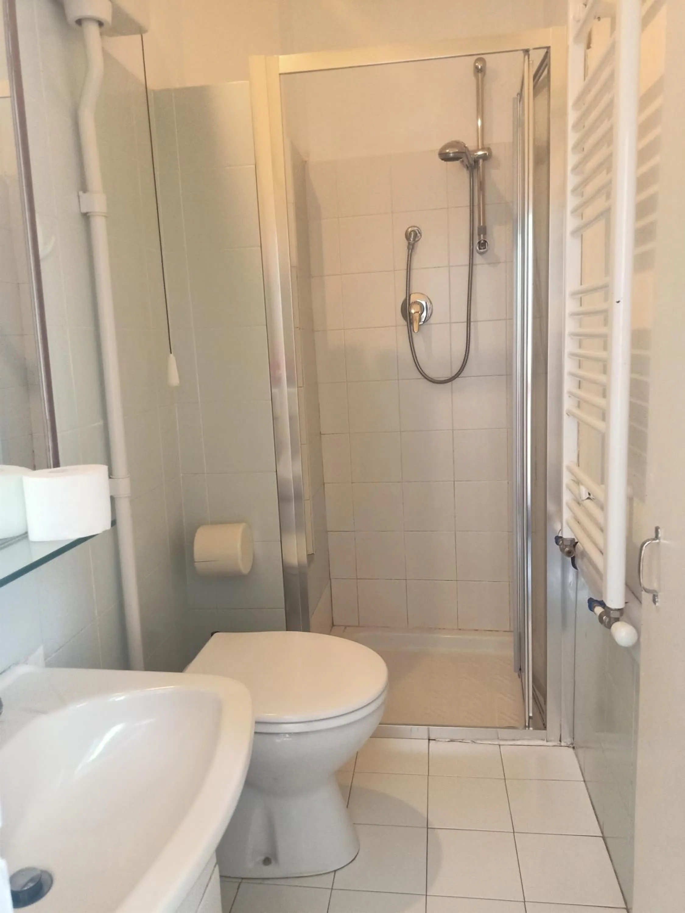 Shower in Hotel Serena