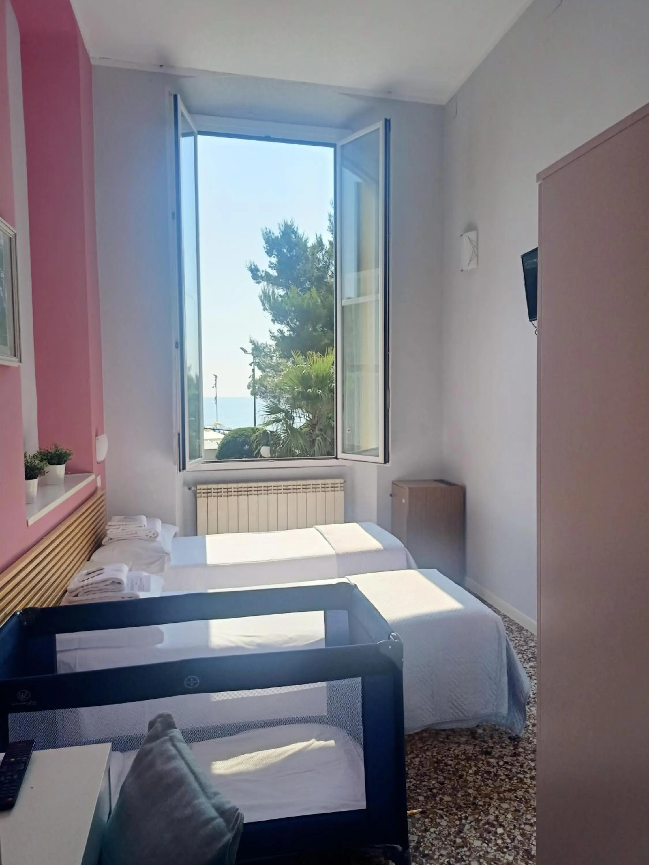 Sea view, Bed in Hotel Serena