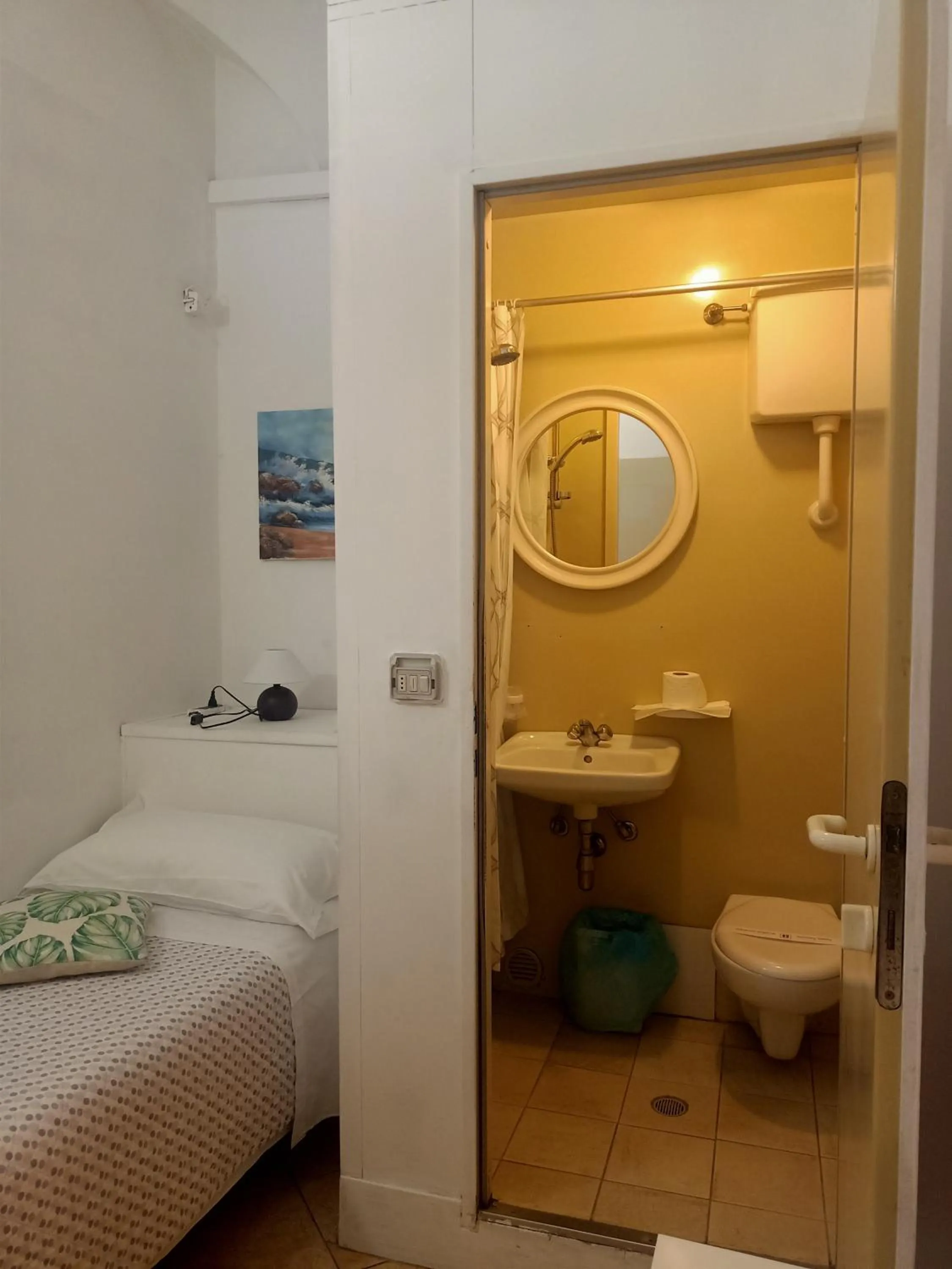 Bathroom, Bed in Hotel Serena