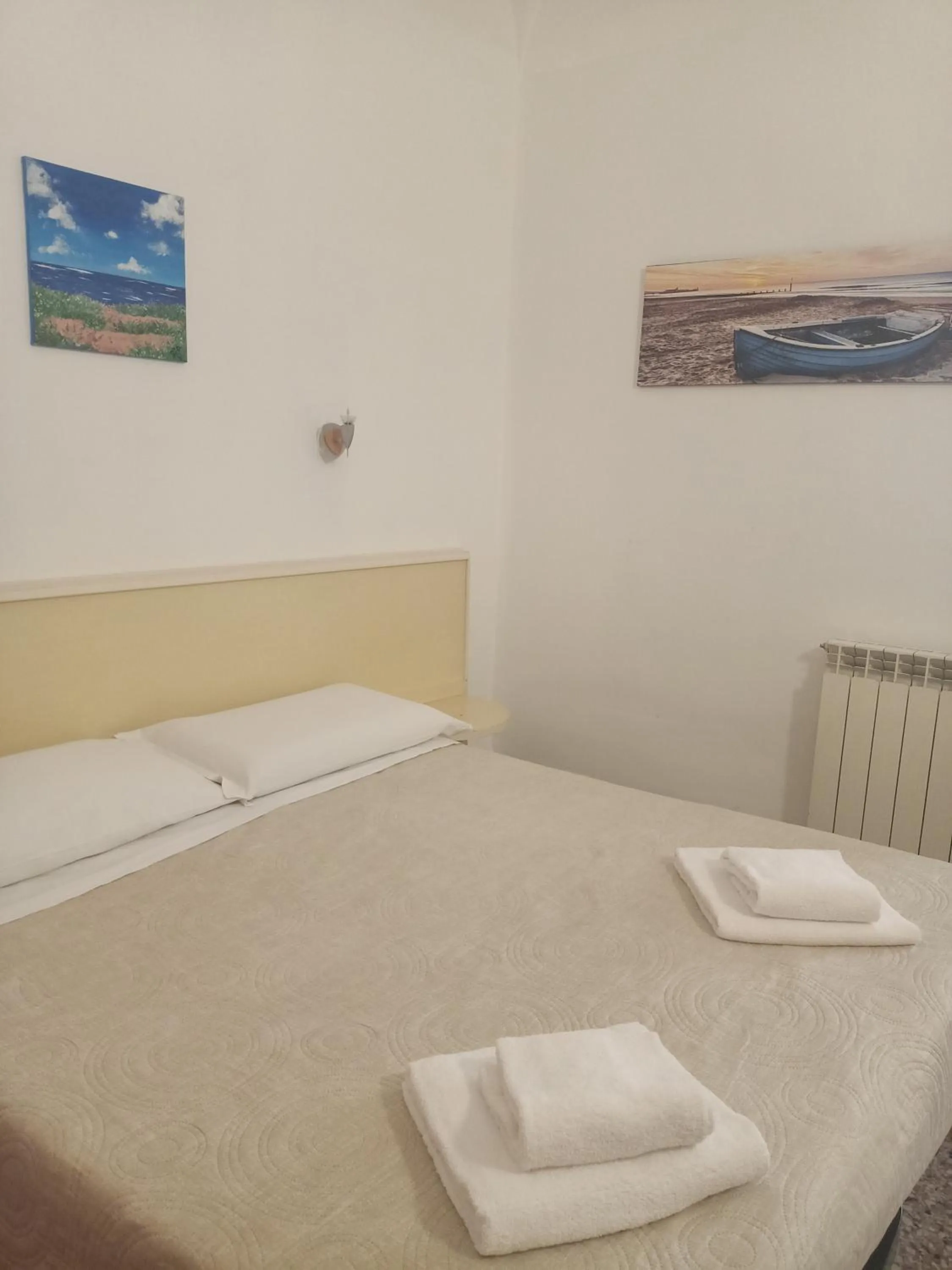 Bedroom, Bed in Hotel Serena