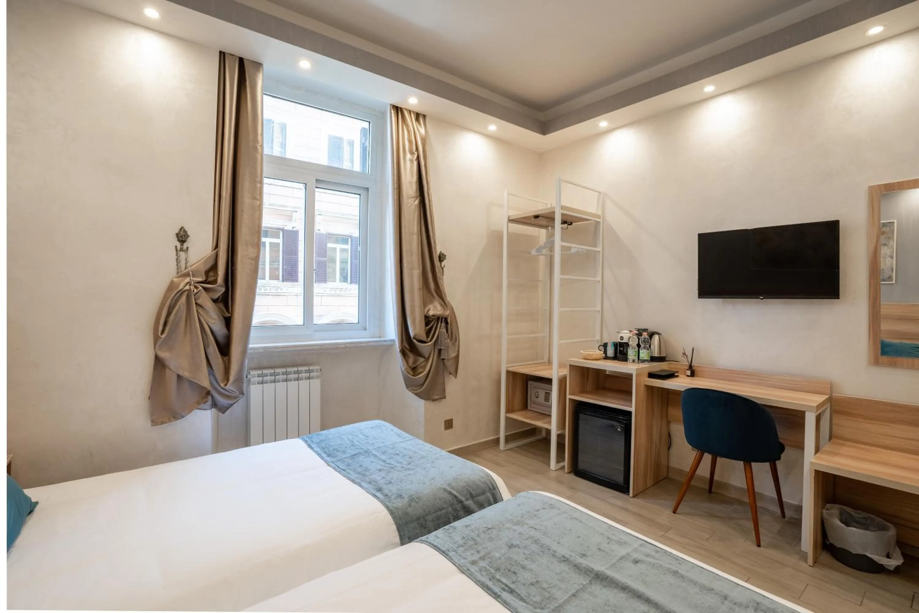 Bedroom in Drago D'Oro GUESTHOUSE - accross from metro Vittorio Emanuele