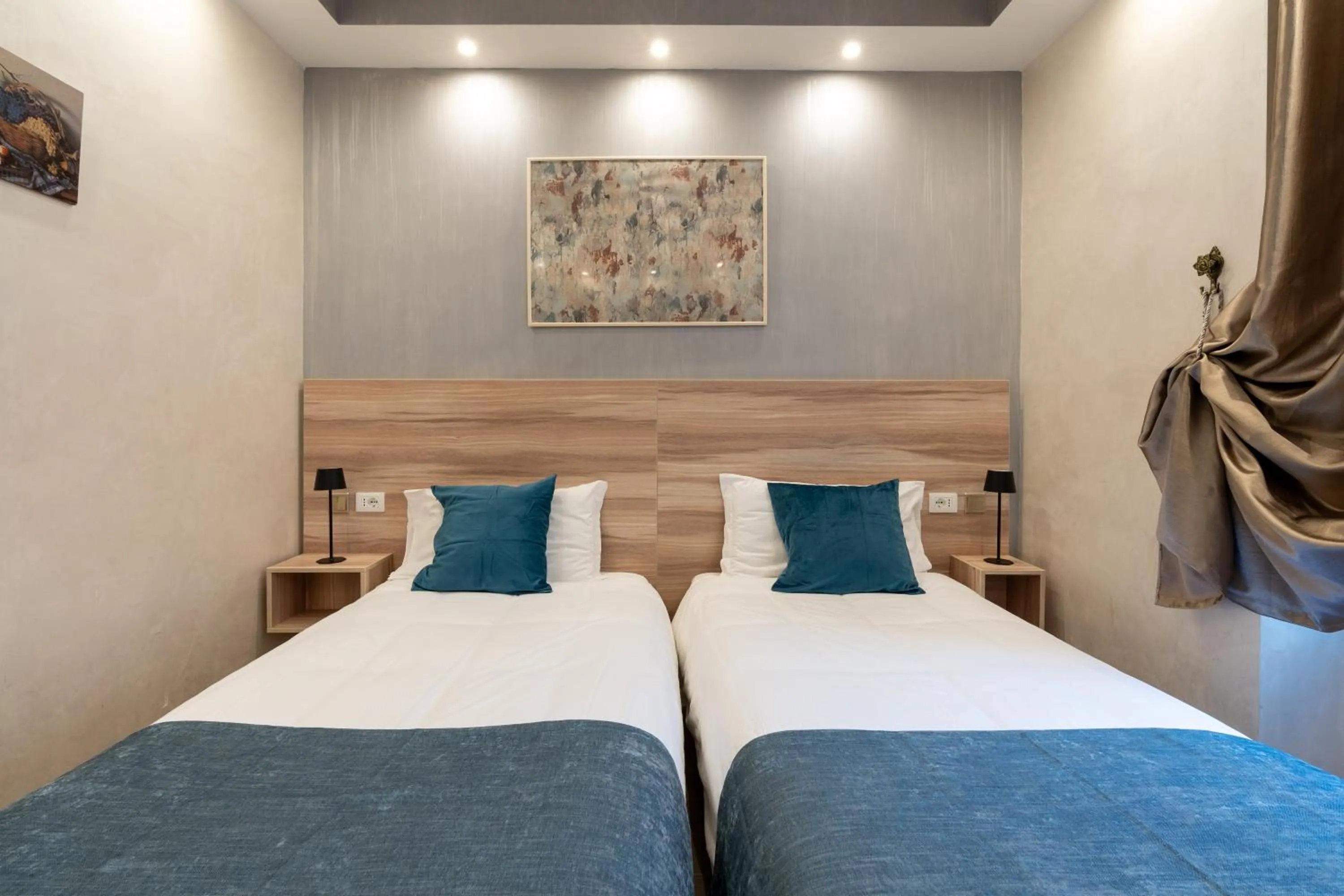 Bedroom in Drago D'Oro GUESTHOUSE - accross from metro Vittorio Emanuele