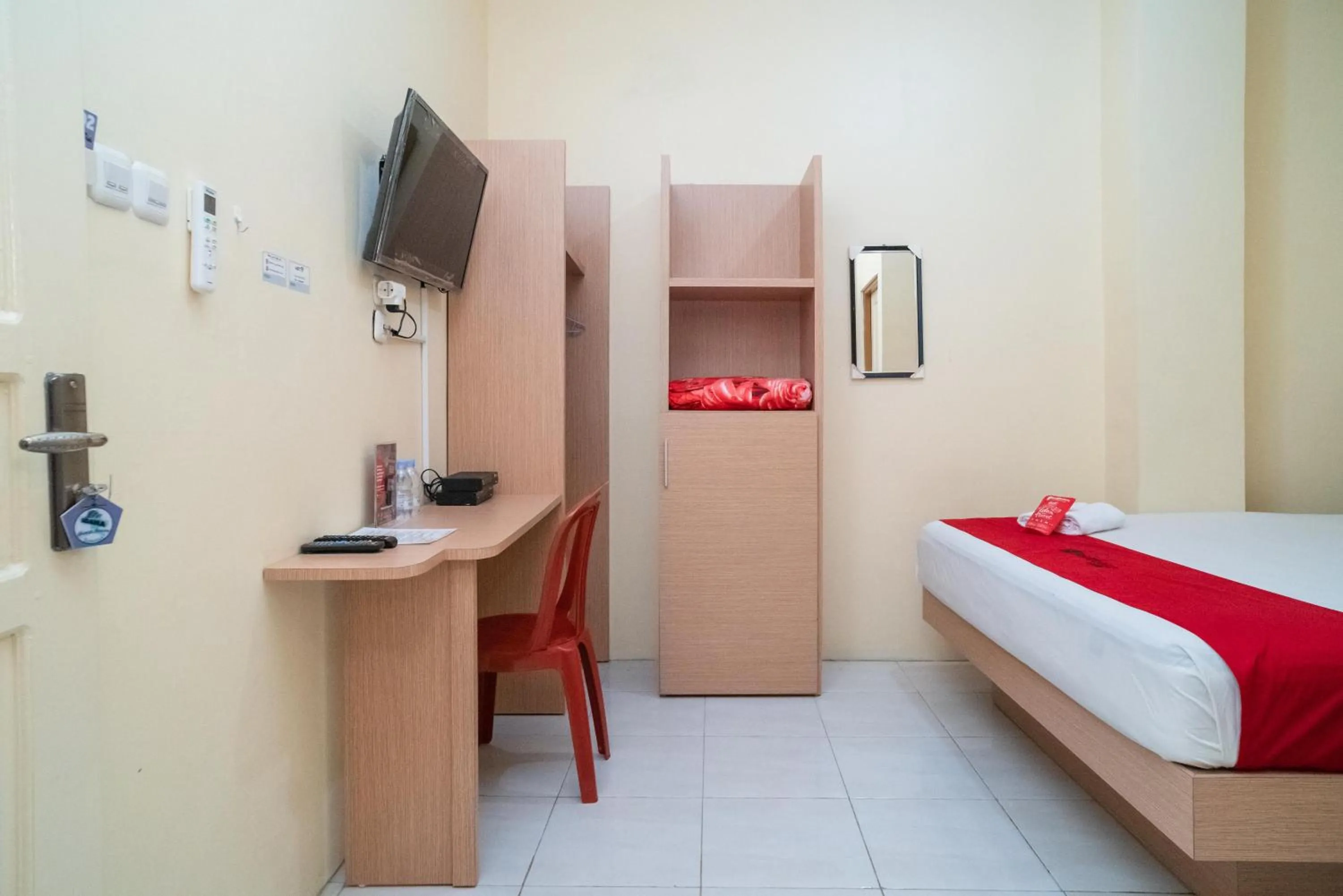 Bed in RedDoorz Syariah near Taman Siring 2