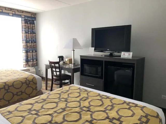 TV and multimedia, Bed in Baymont by Wyndham - Chicago - Addison - O'Hare