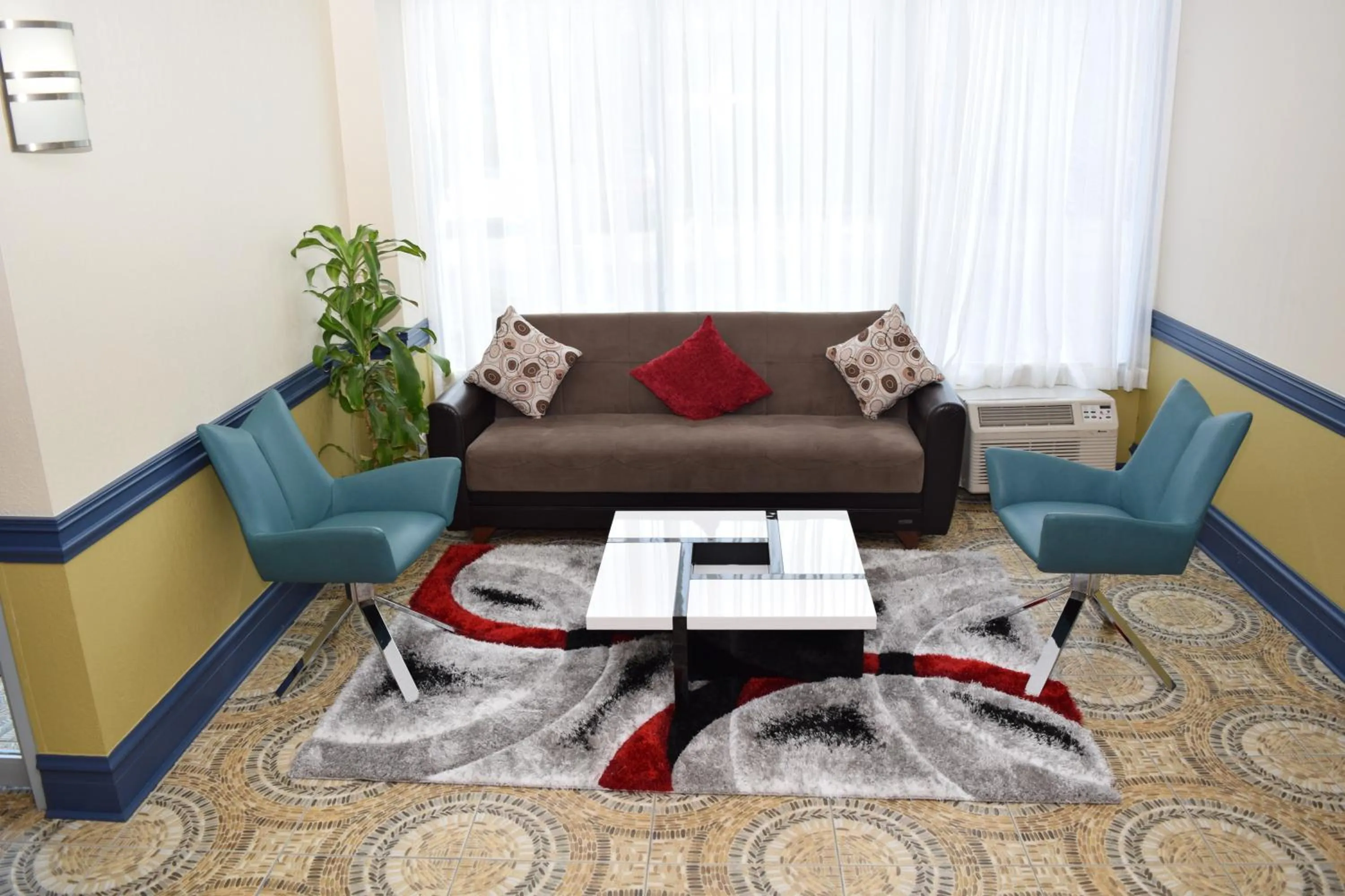 Seating area in Baymont by Wyndham - Chicago - Addison - O'Hare