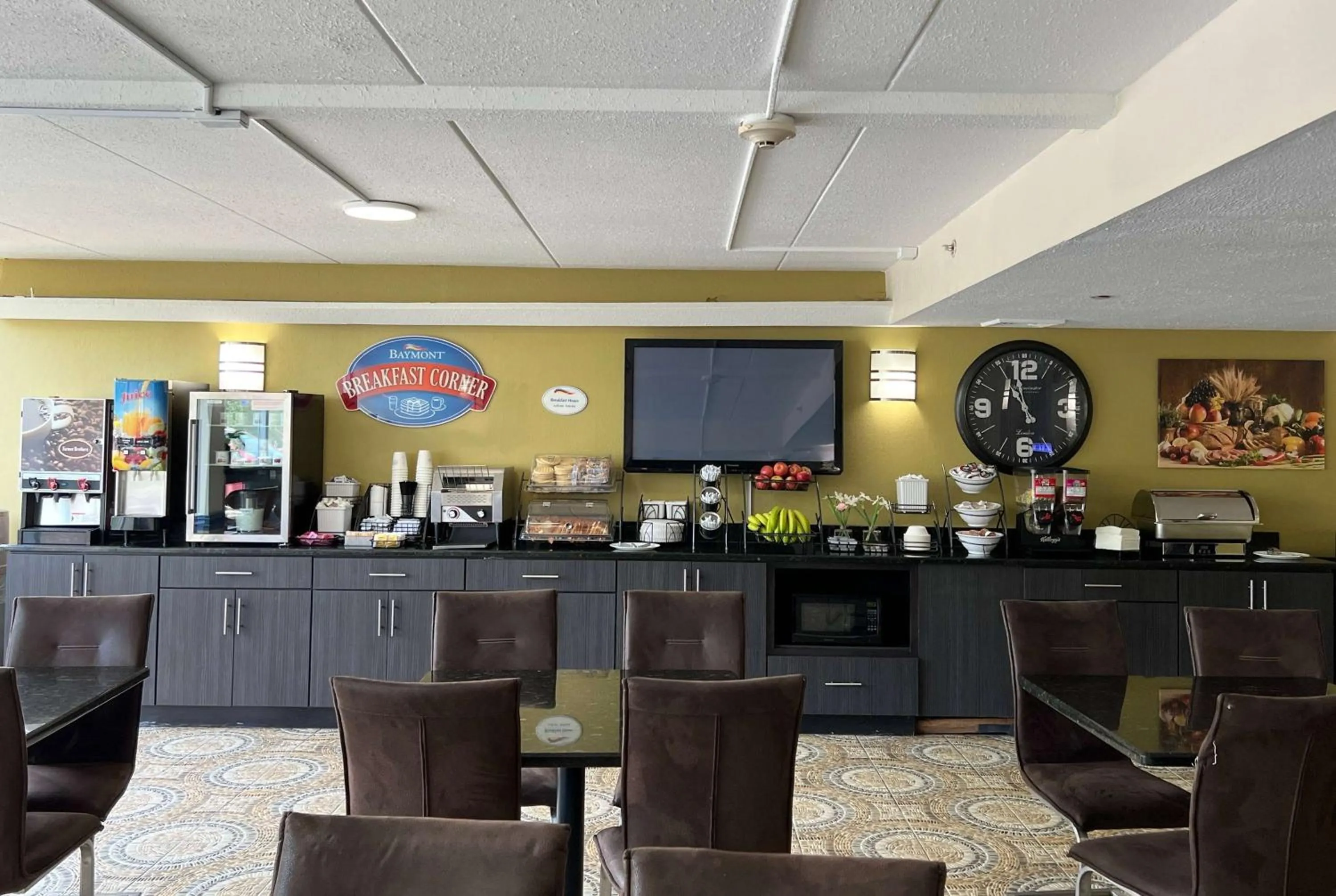 Breakfast in Baymont by Wyndham - Chicago - Addison - O'Hare