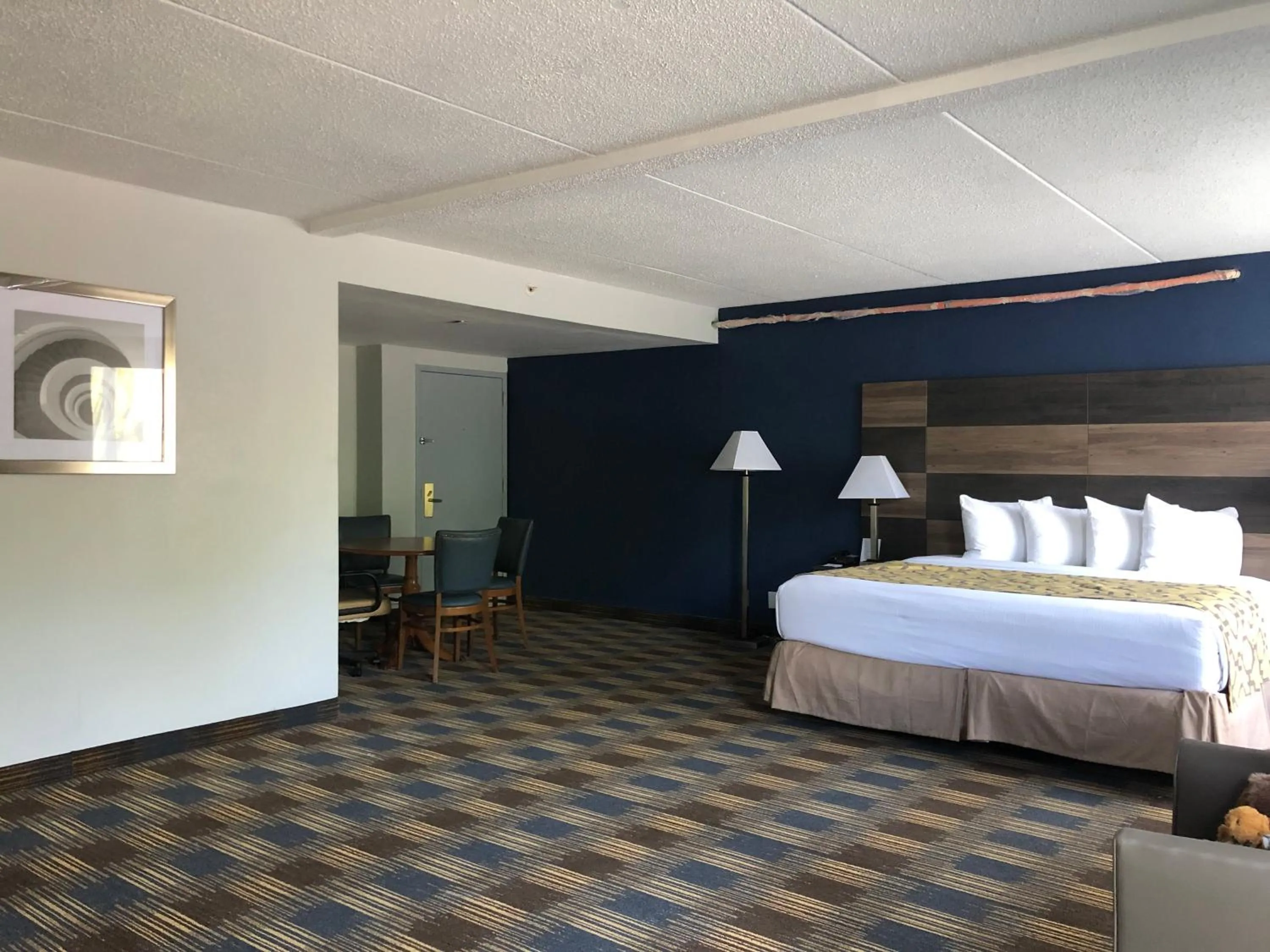 Photo of the whole room, Bed in Baymont by Wyndham - Chicago - Addison - O'Hare