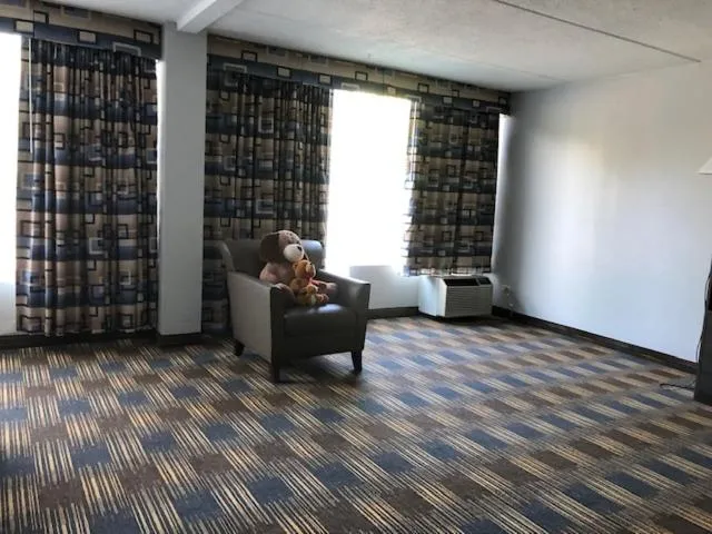 Seating area in Baymont by Wyndham - Chicago - Addison - O'Hare