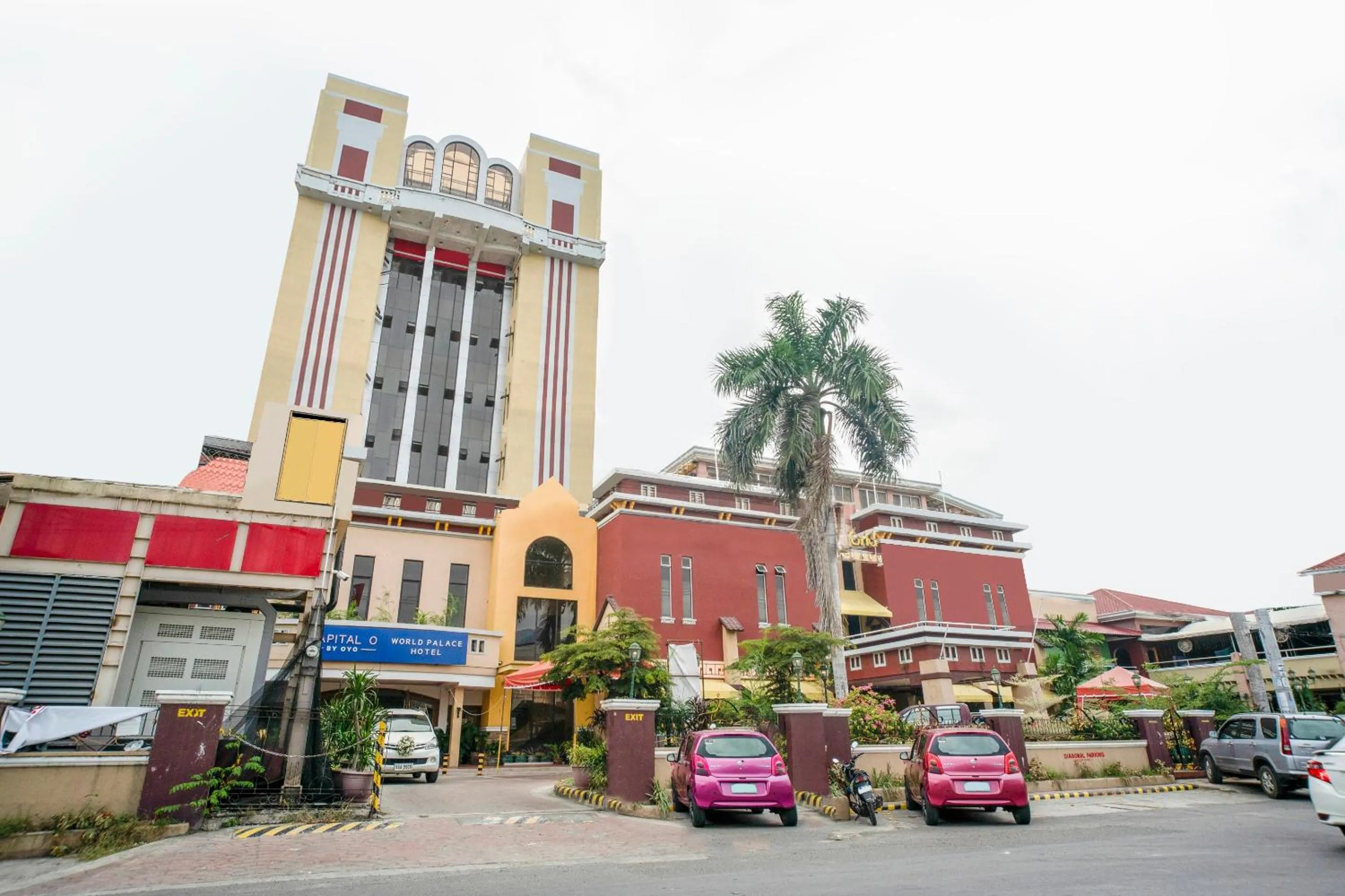 Facade/entrance in Capital O 460 World Palace Hotel
