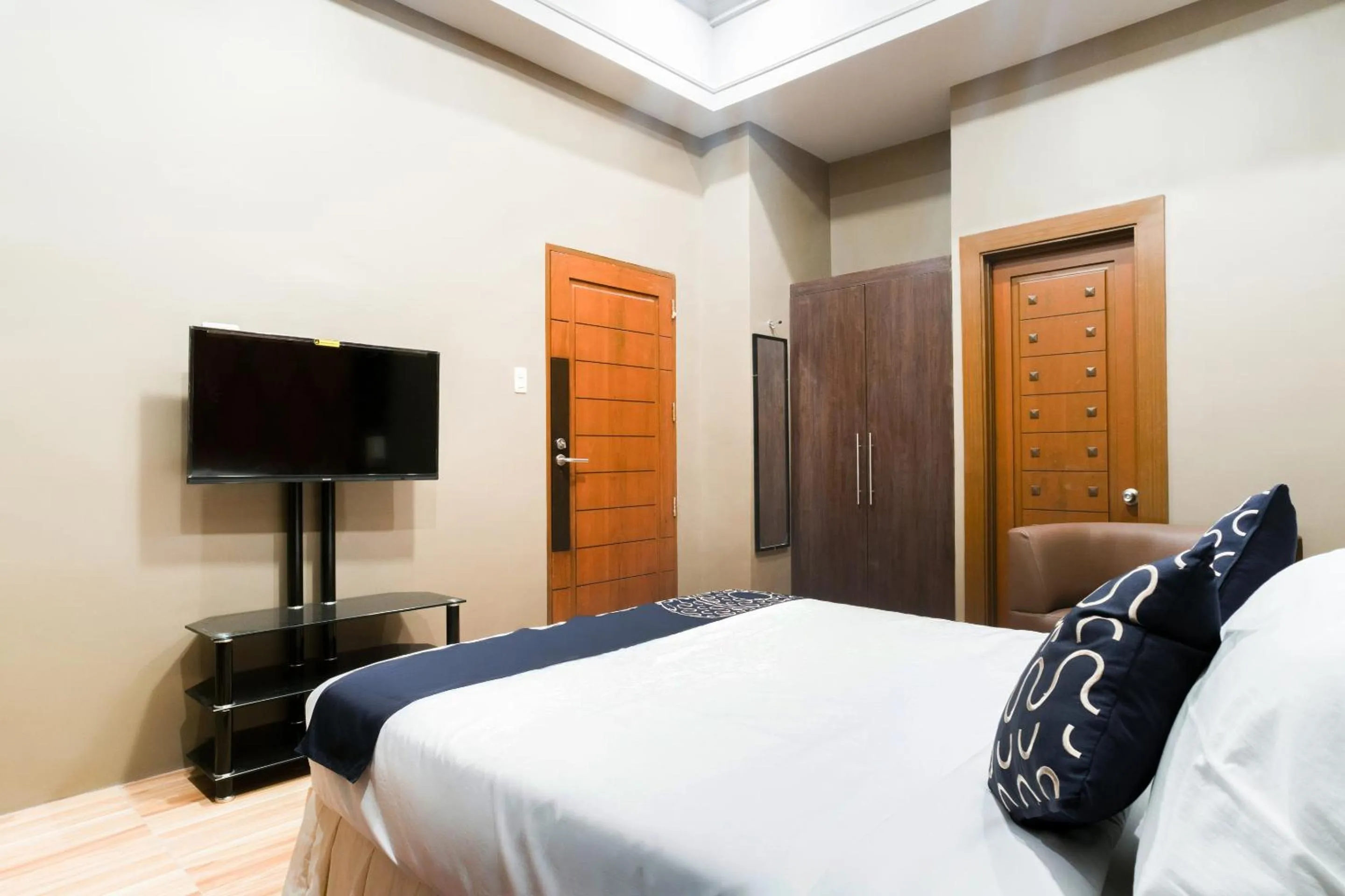 Bedroom, Bed in Capital O 460 World Palace Hotel