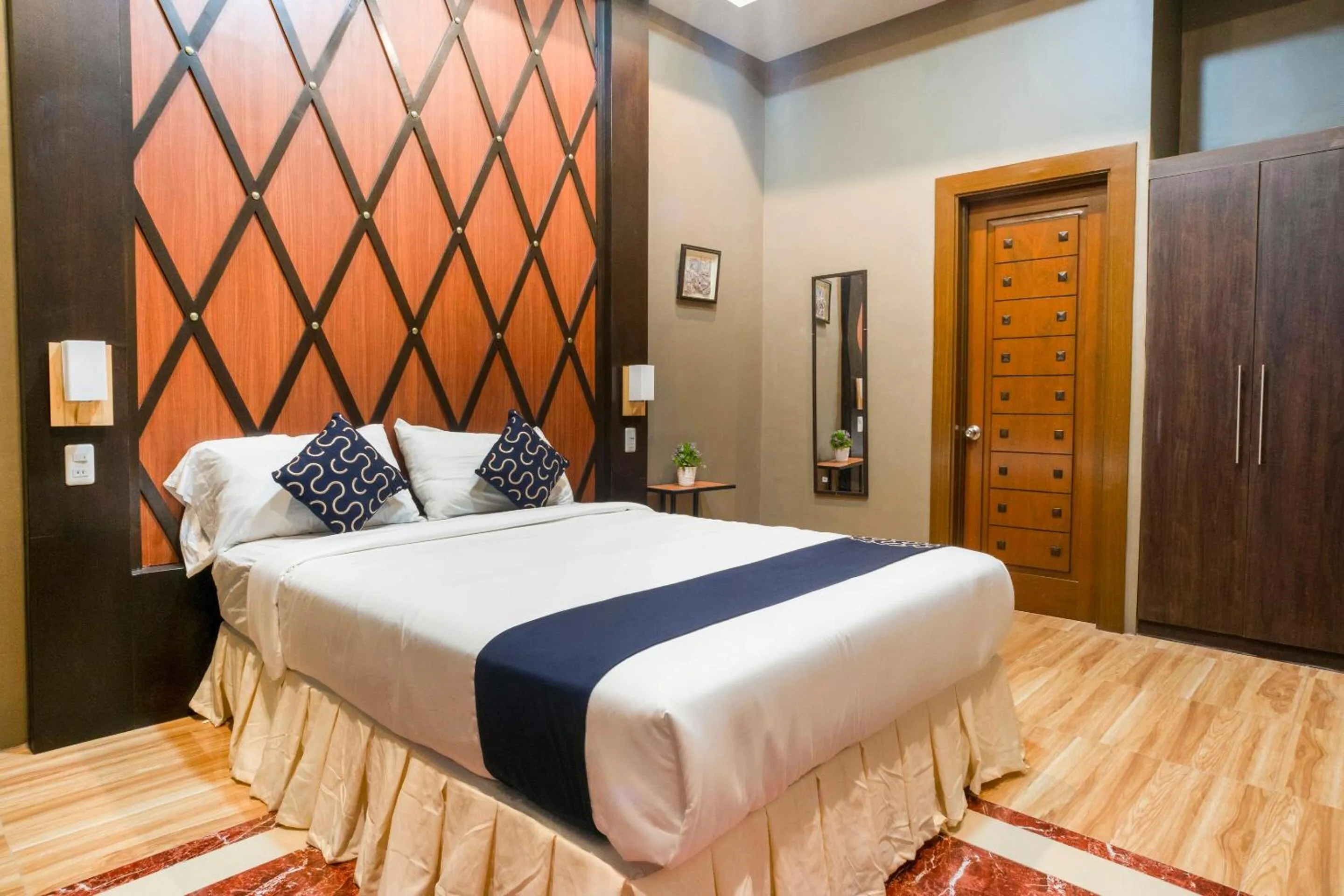 Bedroom, Bed in Capital O 460 World Palace Hotel