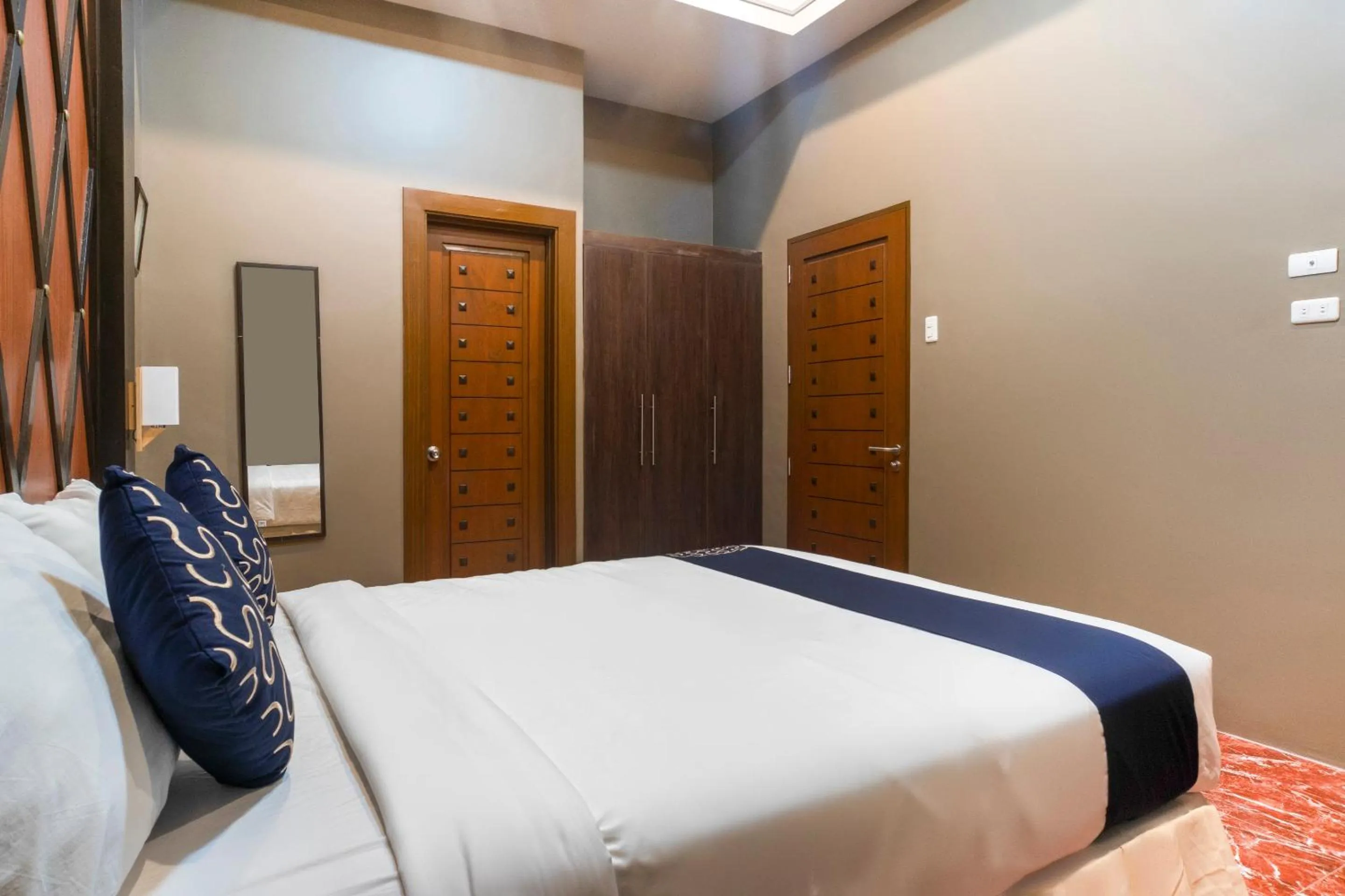 Bedroom, Bed in Capital O 460 World Palace Hotel