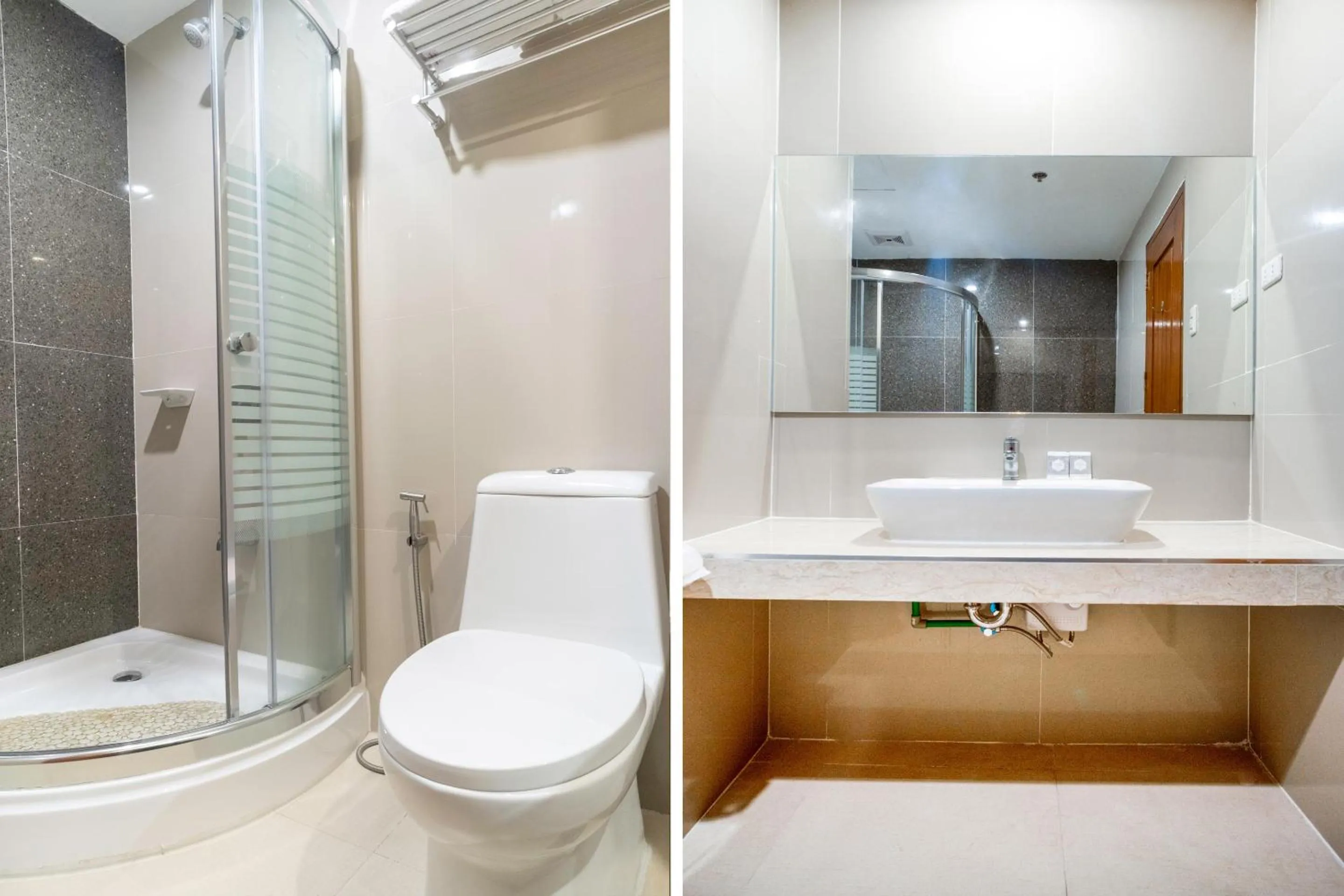 Bathroom in Capital O 460 World Palace Hotel