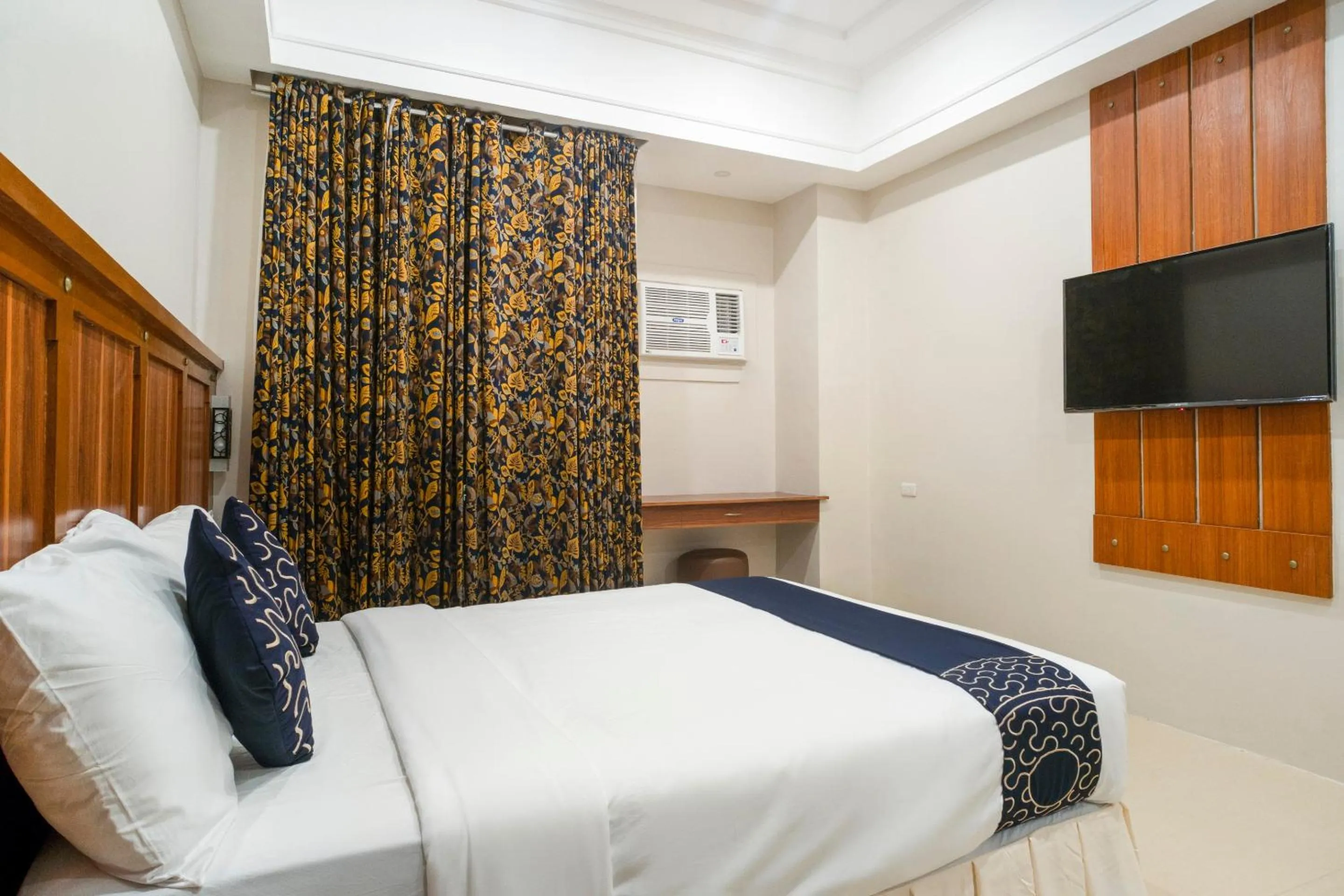 Bedroom, Bed in Capital O 460 World Palace Hotel