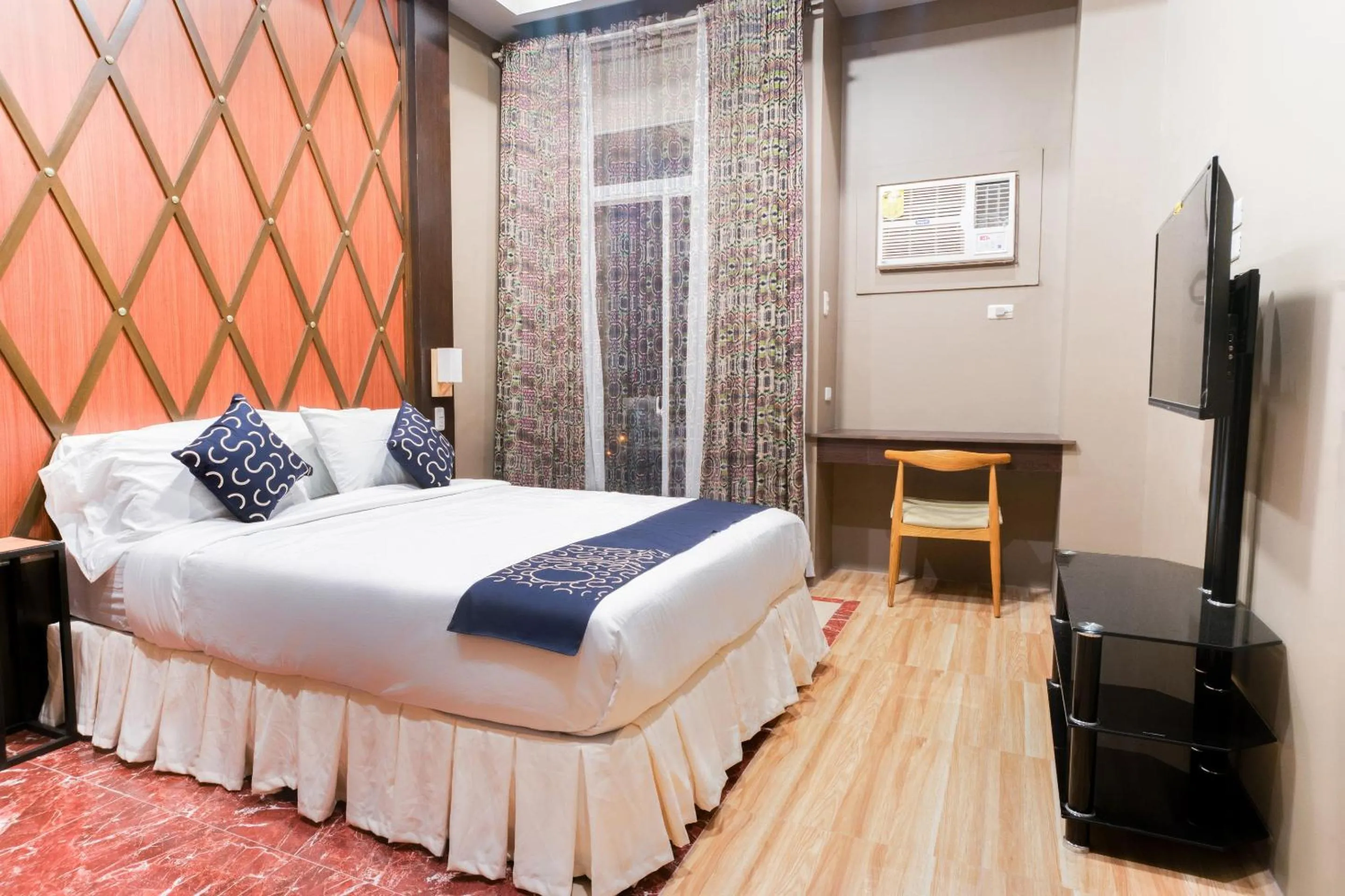 Bedroom, Bed in Capital O 460 World Palace Hotel