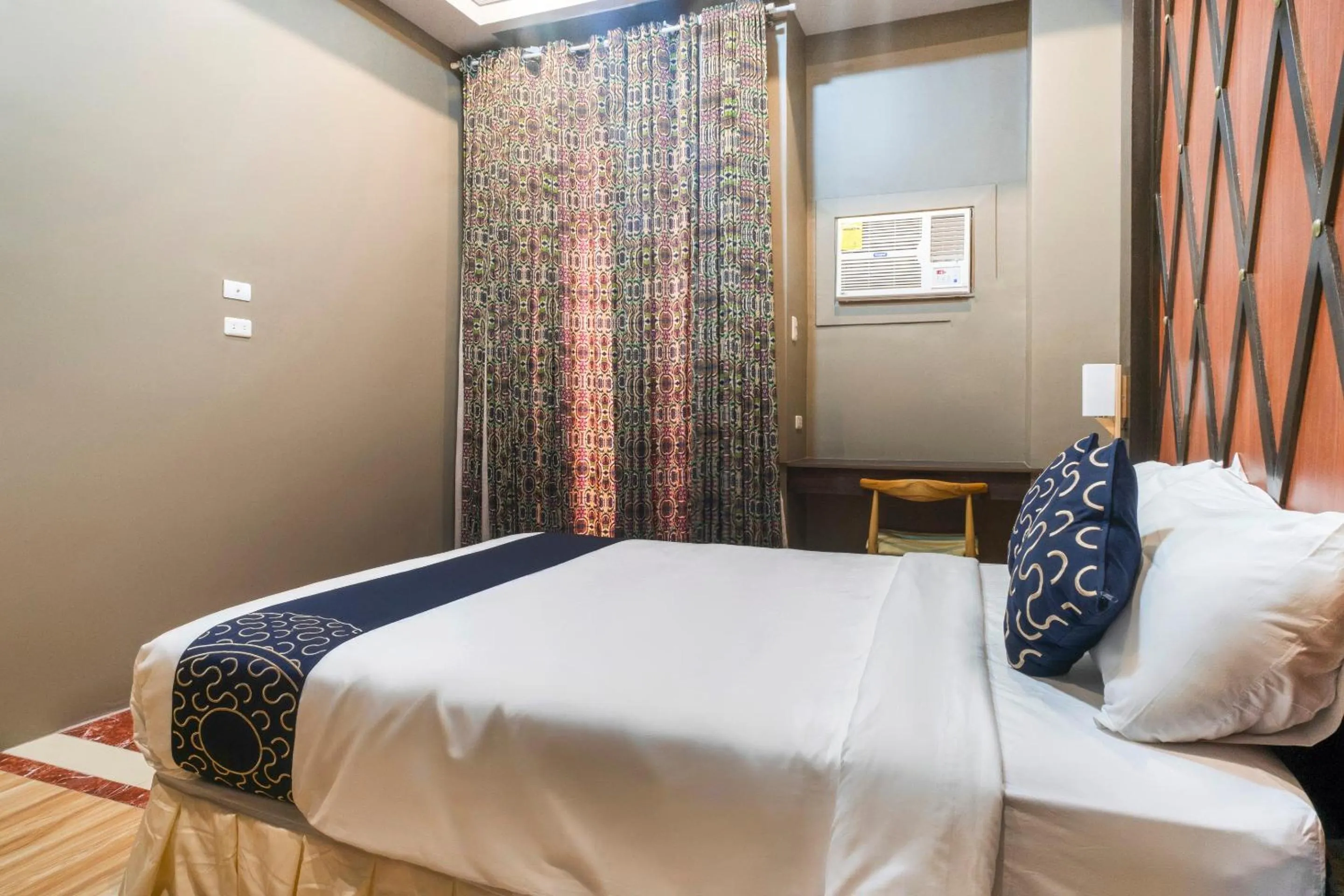 Bedroom, Bed in Capital O 460 World Palace Hotel