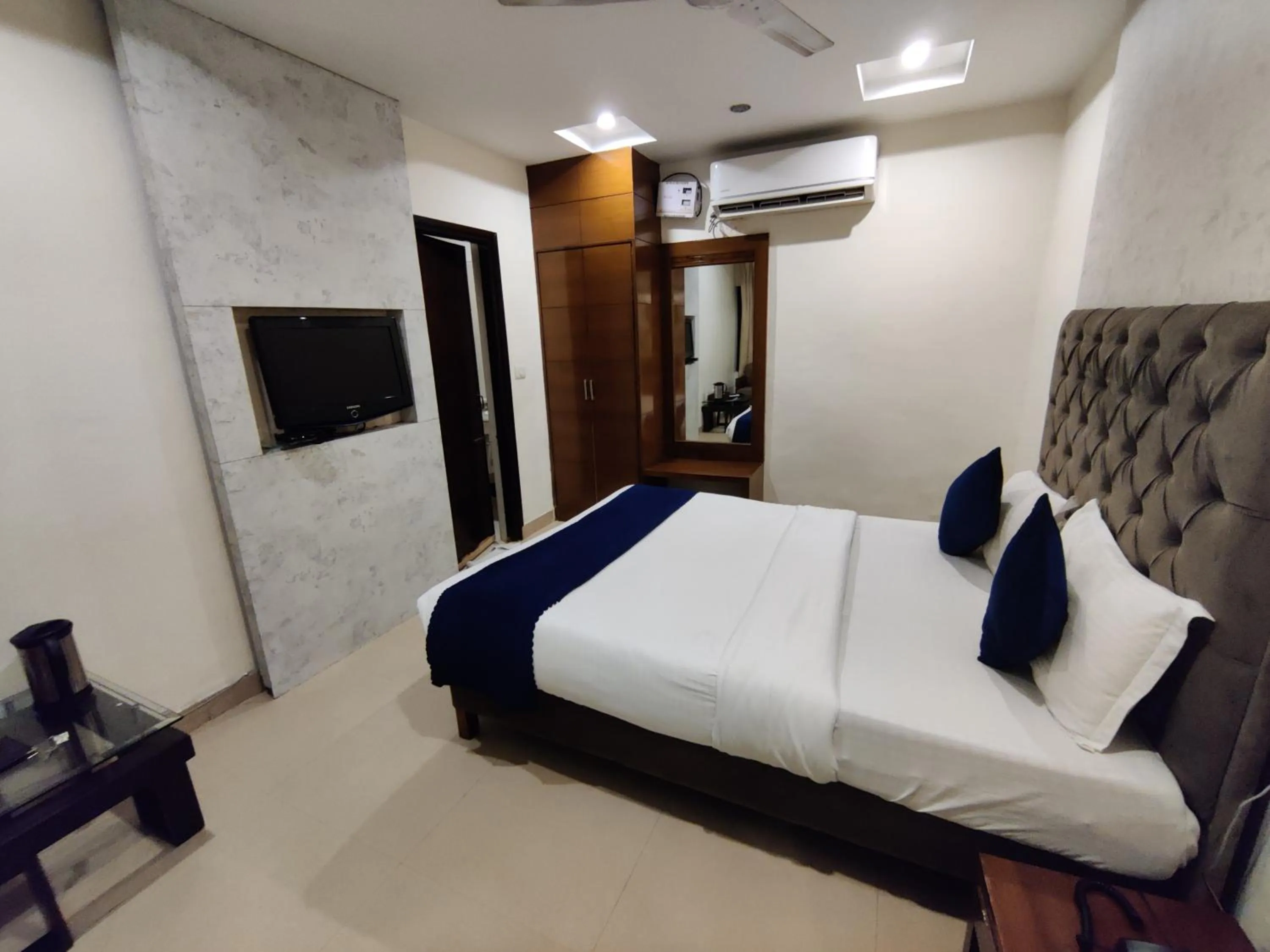 Photo of the whole room, Bed in Hotel Landmark - Centre of City Chandigarh