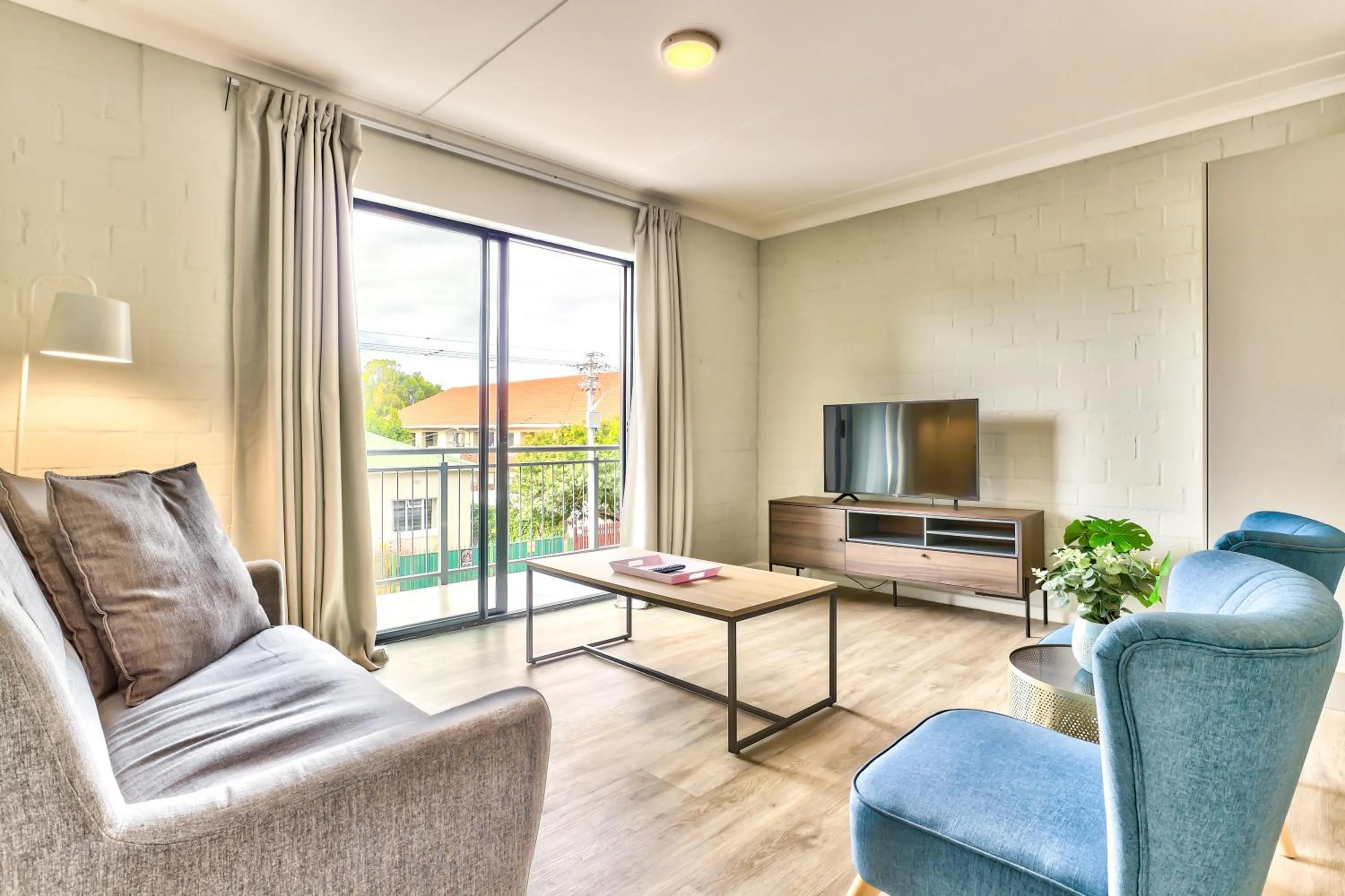 TV and multimedia in WINK Aparthotel Eaton Square