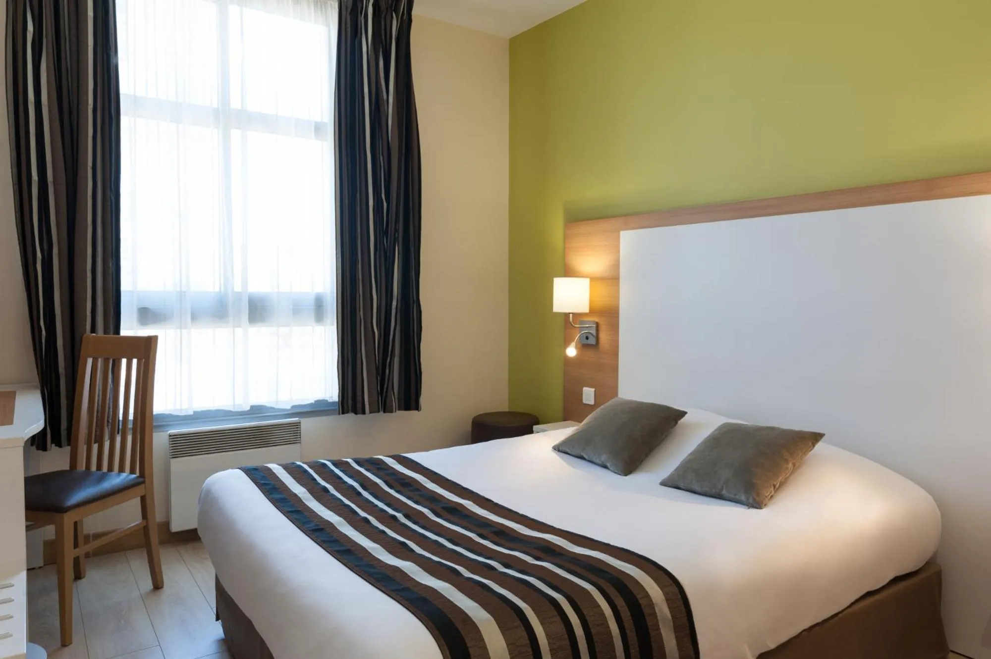 Photo of the whole room, Bed in The Originals City, Hôtel Continental, Poitiers