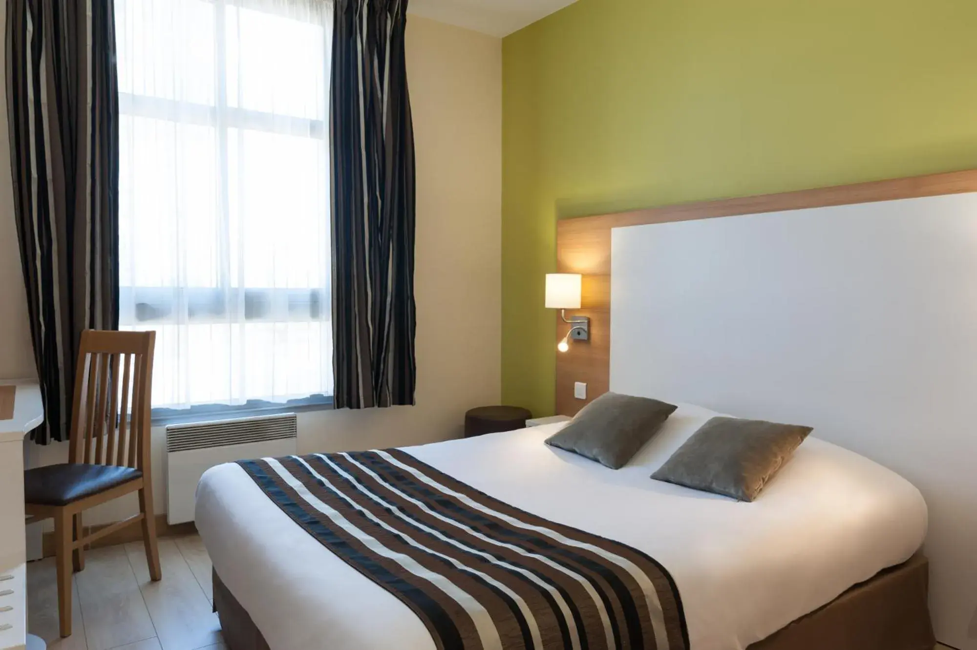 Standard Double Room in The Originals City, Hôtel Continental, Poitiers Standard Double Room in The Originals City, Hôtel Continental, Poitiers