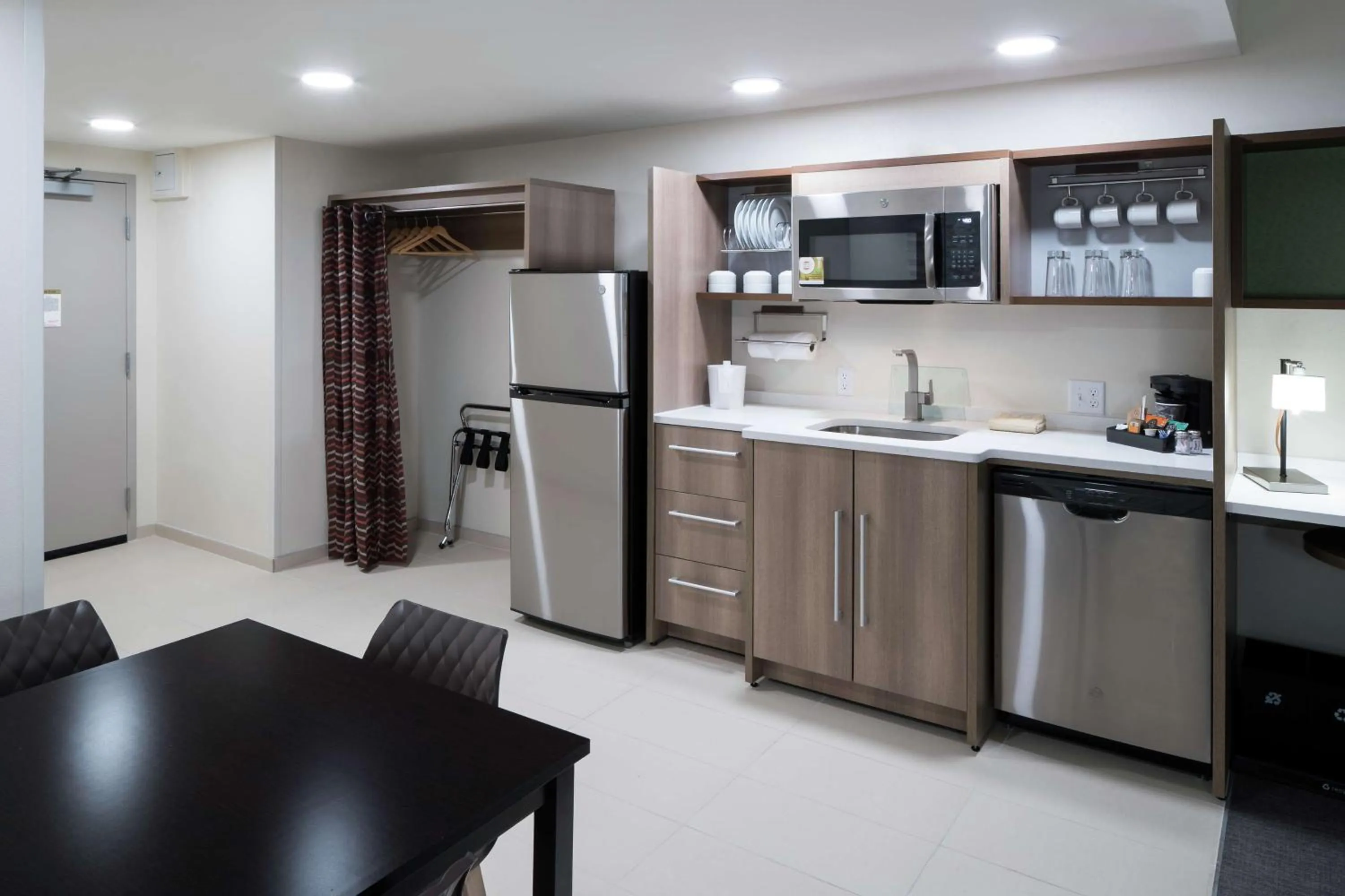 Kitchen or kitchenette in Home2 Suites By Hilton Jacksonville Airport
