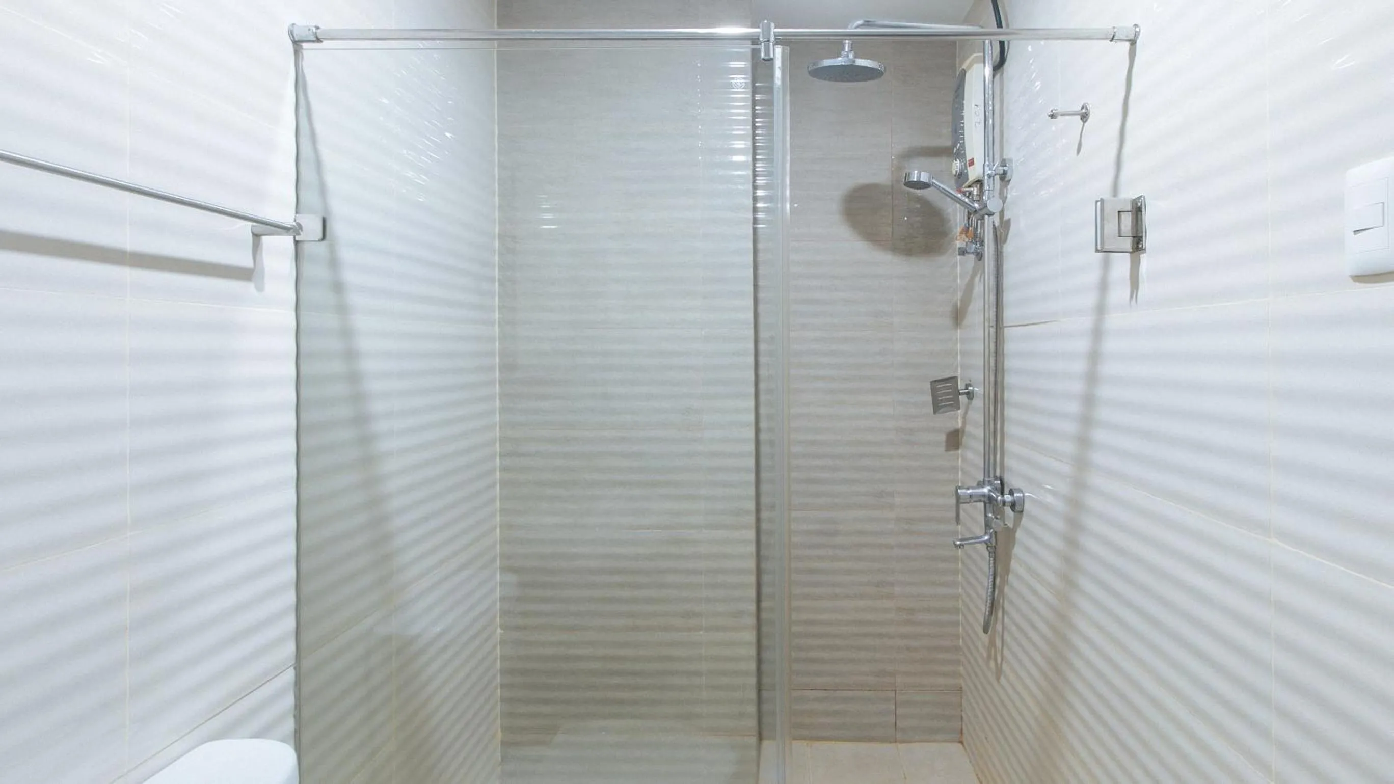 Shower in Asrodel Hotel RedPartner