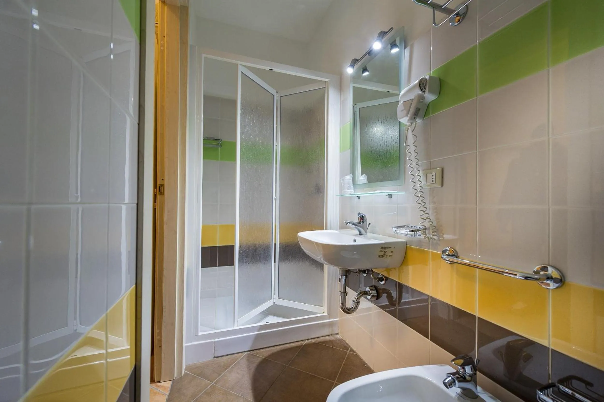 Shower in Badia Rooms & Breakfast