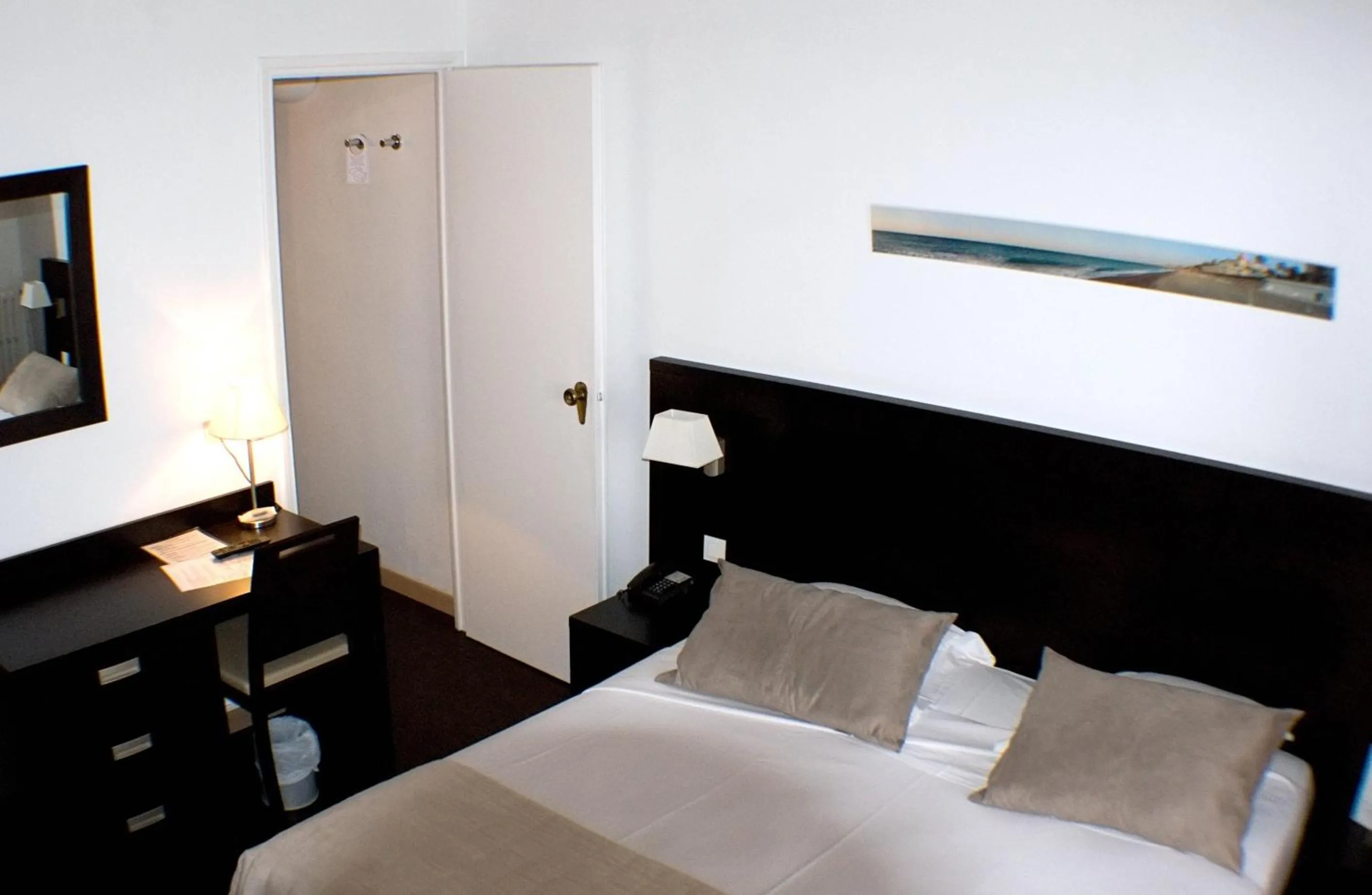 Photo of the whole room, Bed in Hôtel Comté de Nice