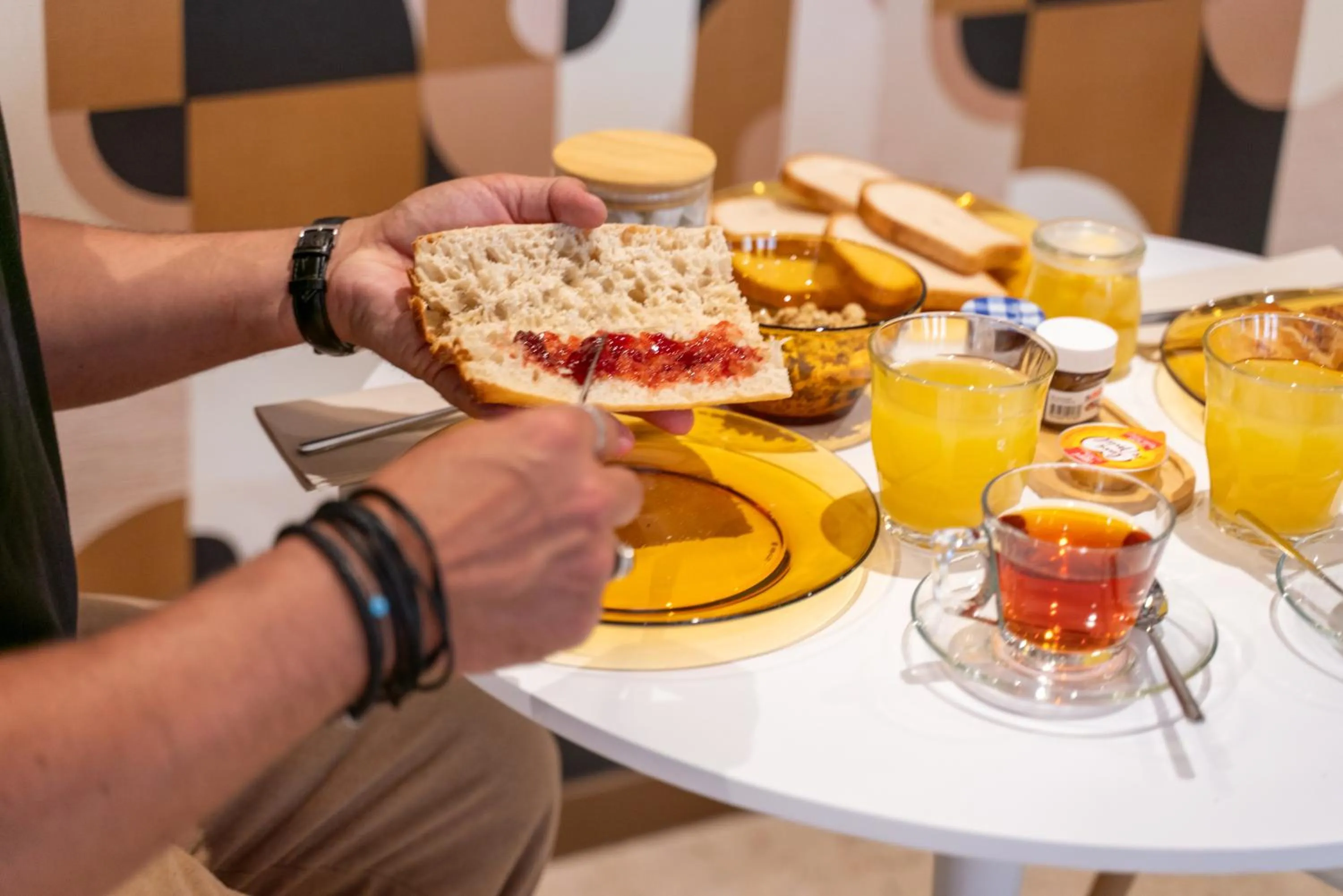Continental breakfast in Hôtel Comté de Nice