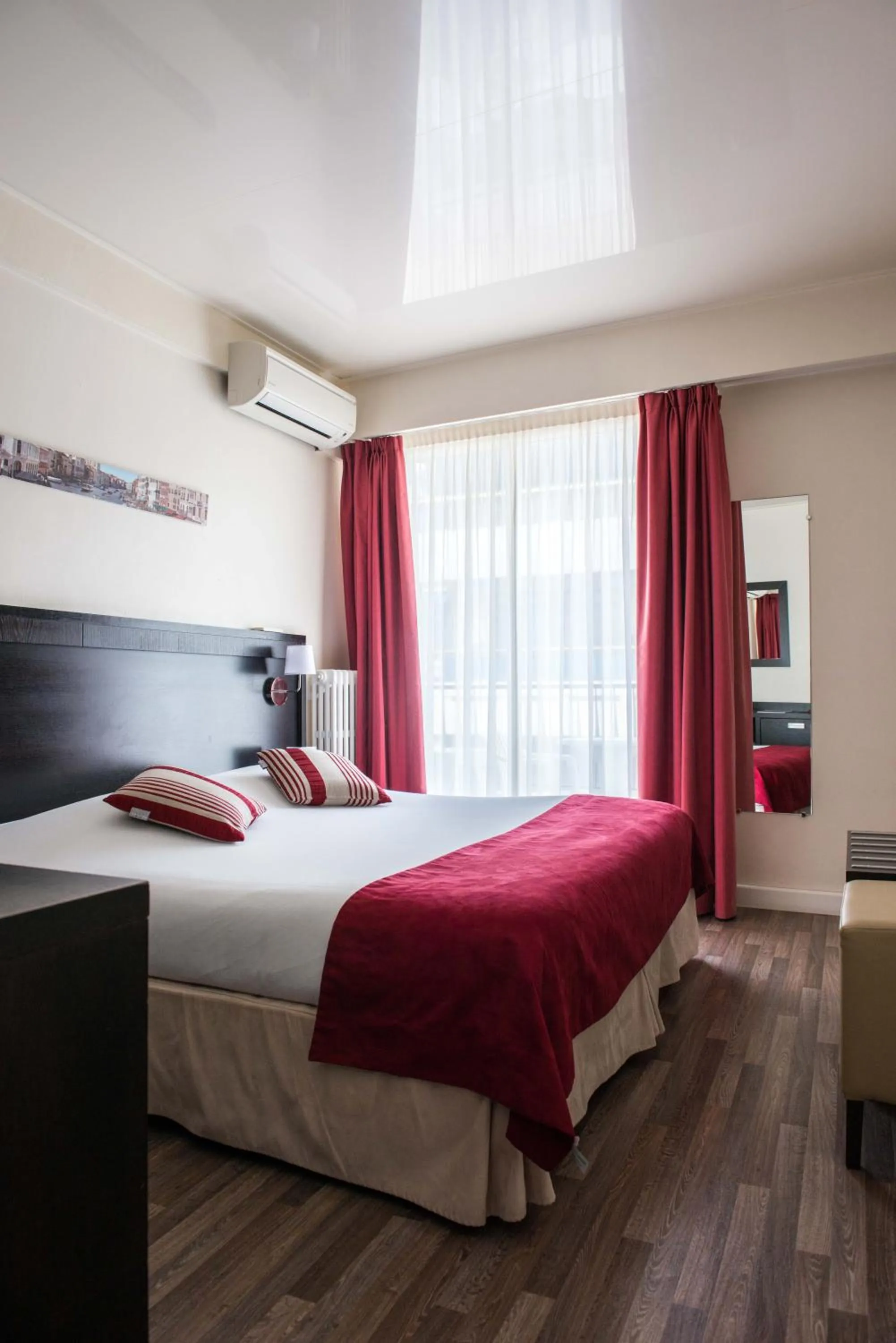 Photo of the whole room, Bed in Hôtel Comté de Nice