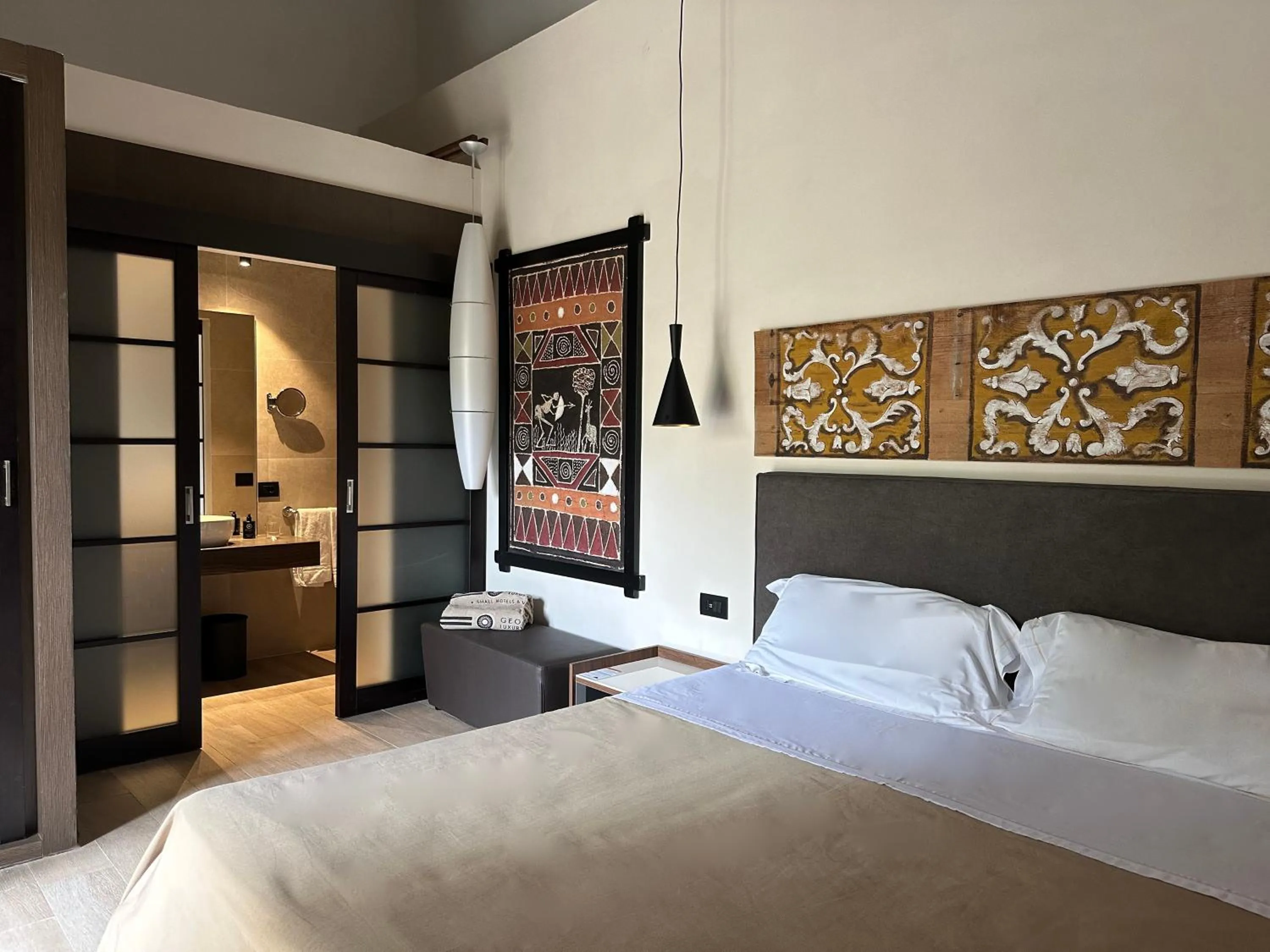 Photo of the whole room, Bed in Baglio La Porta by Geocharme