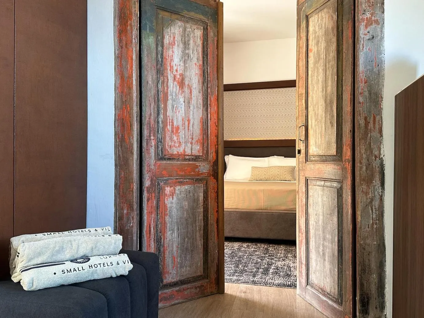 Photo of the whole room, Bed in Baglio La Porta by Geocharme