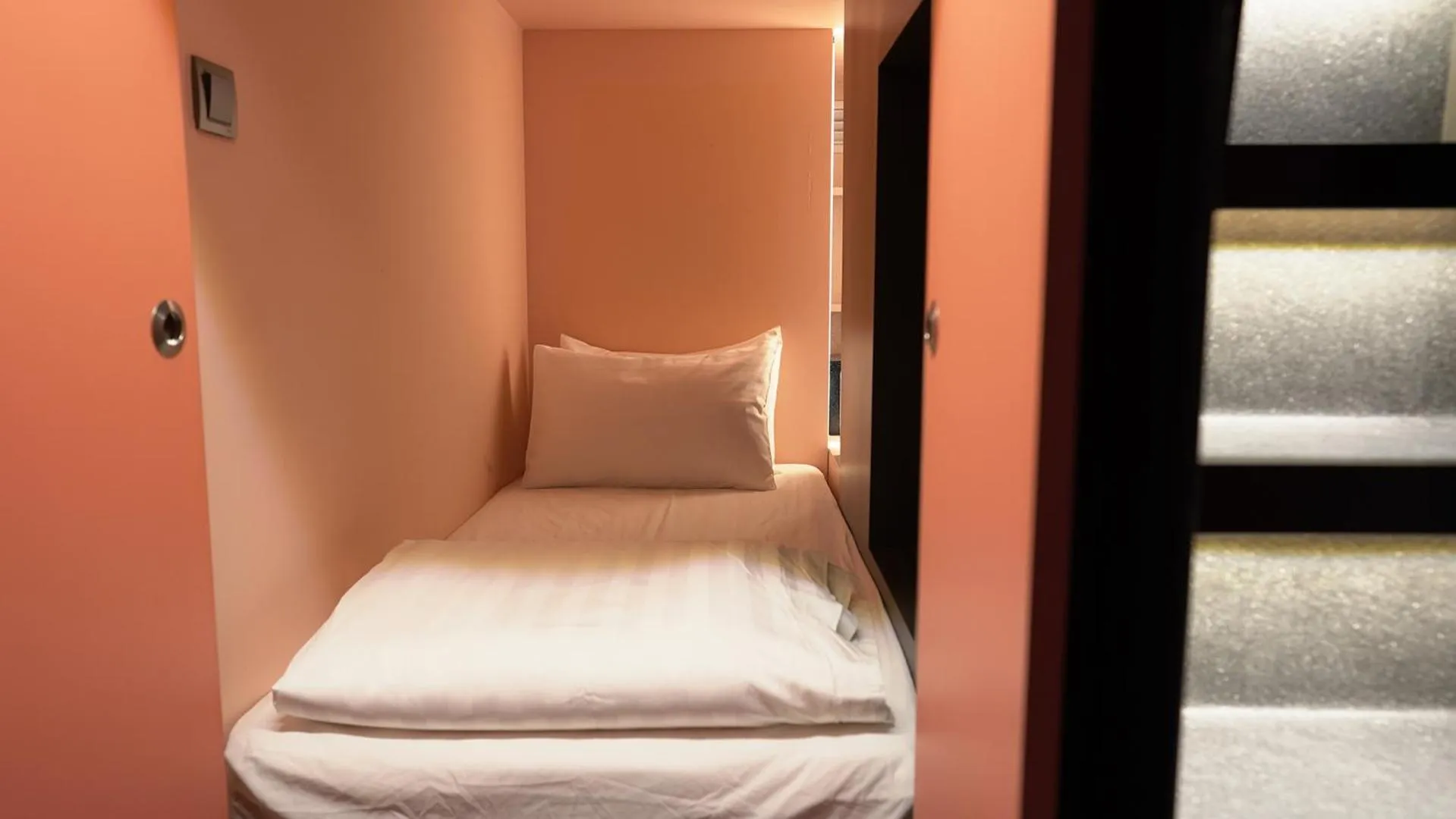 Bed in CapsuleTransit Airside KLIA T2 - Airport Hotel - International Departure near to Transit Hall, Gate Q