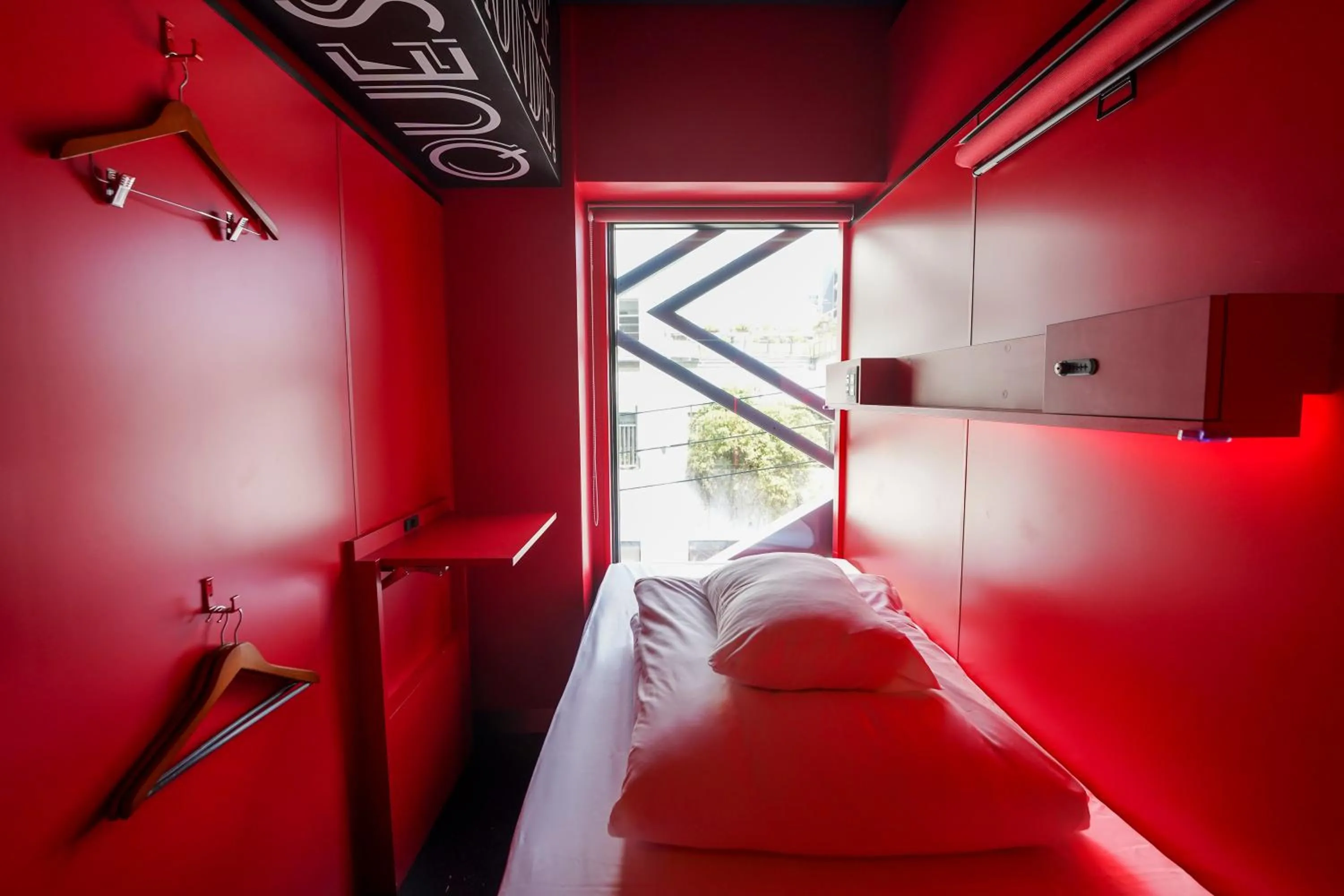 Photo of the whole room in esports hotel e-ZONe 電脳空間