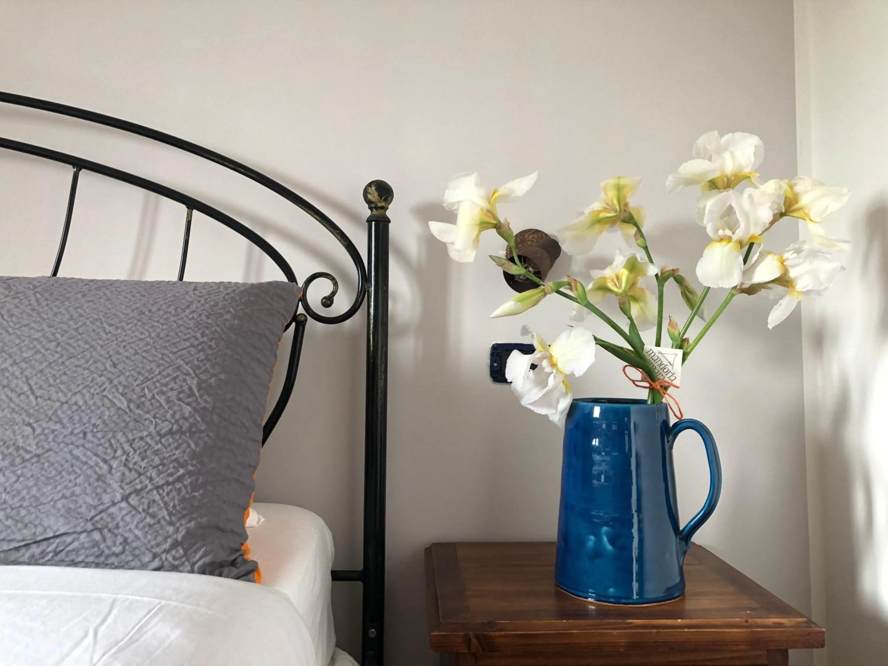 Decorative detail, Bed in B&B Mandorla Amara