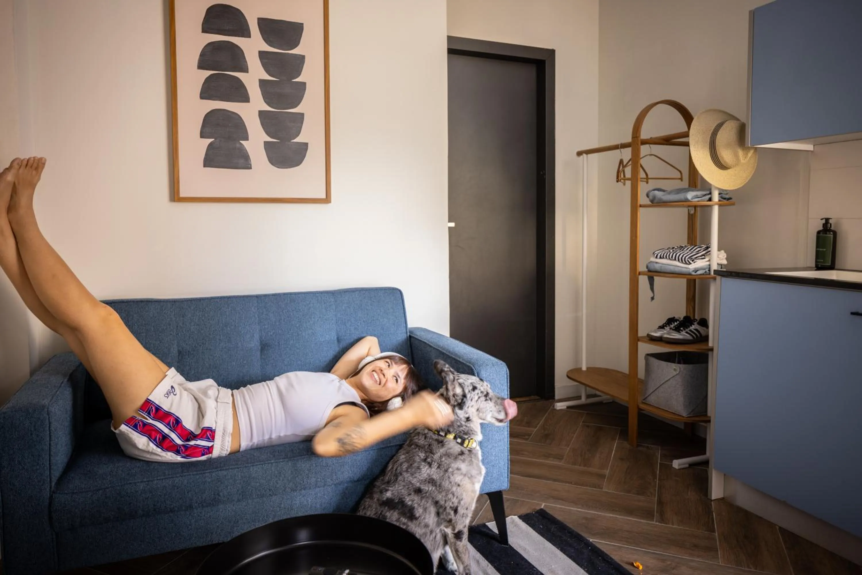 Living room in Monochrome - by Loginn Tel-Avivian hotels