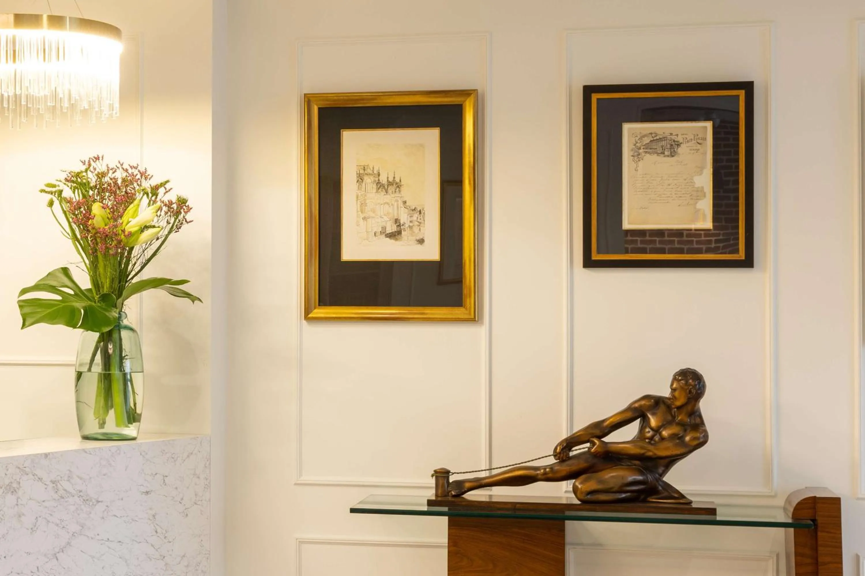 Lobby or reception in Best Western Royal Hotel Caen