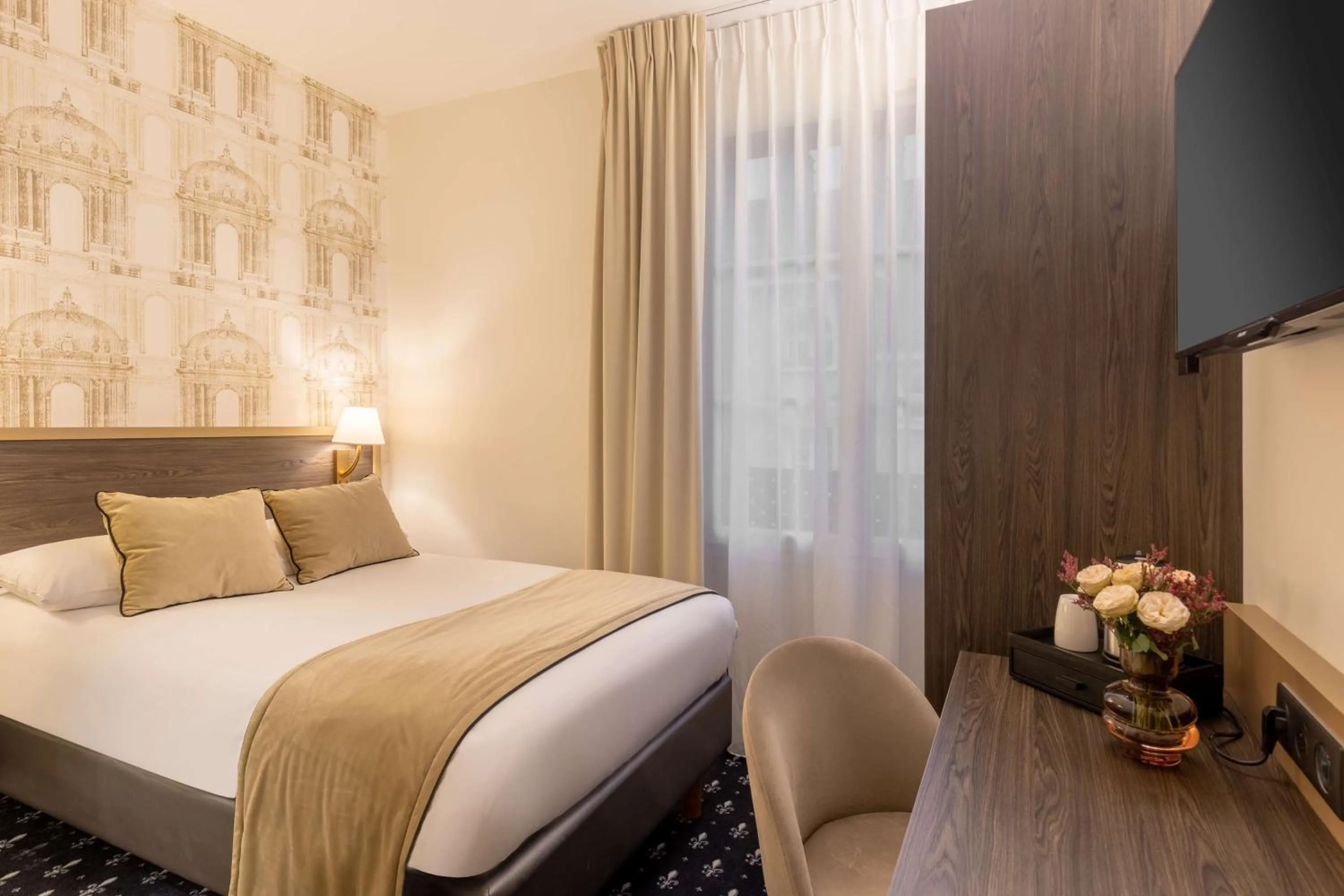 Bed in Best Western Royal Hotel Caen