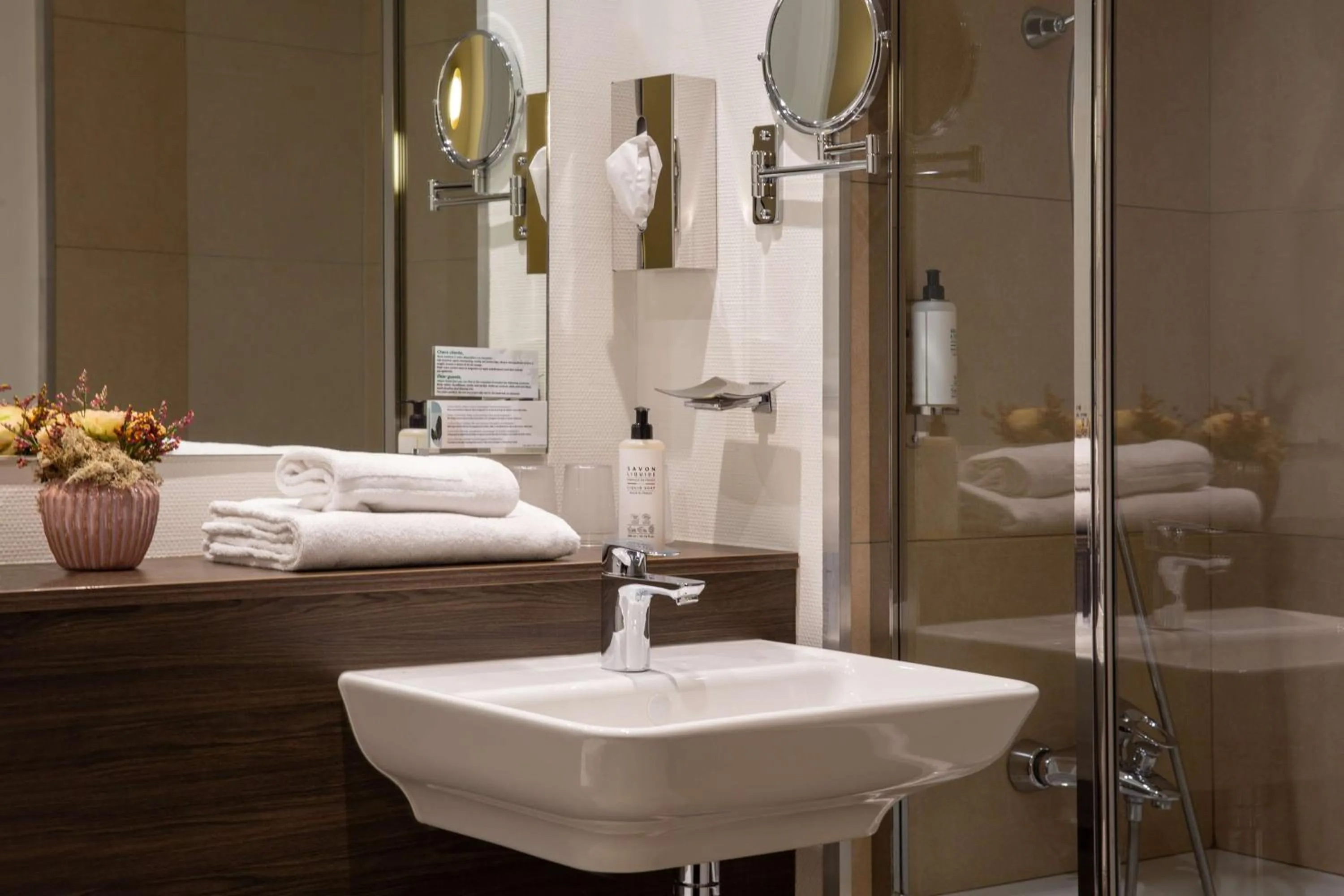 Shower, Bed in Best Western Royal Hotel Caen