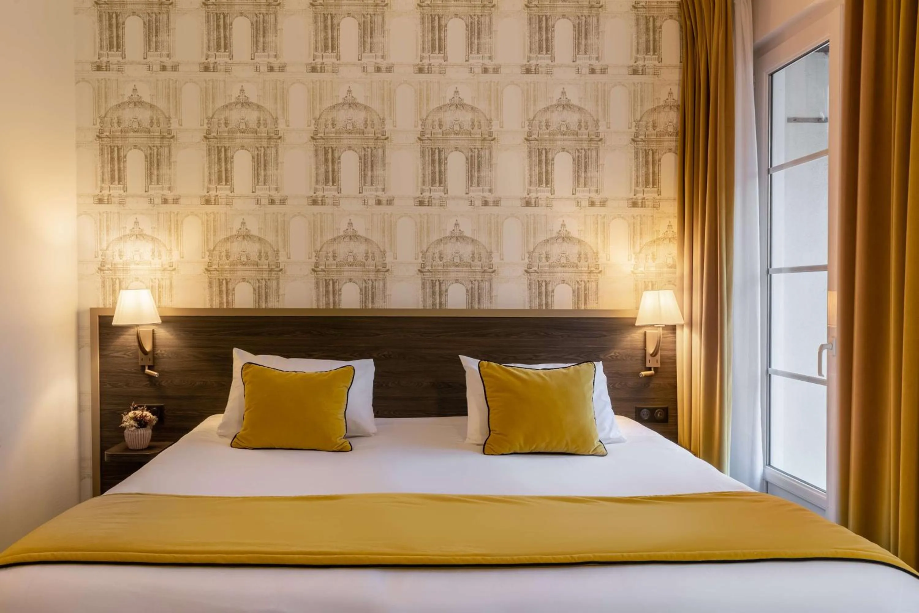 Bed in Best Western Royal Hotel Caen