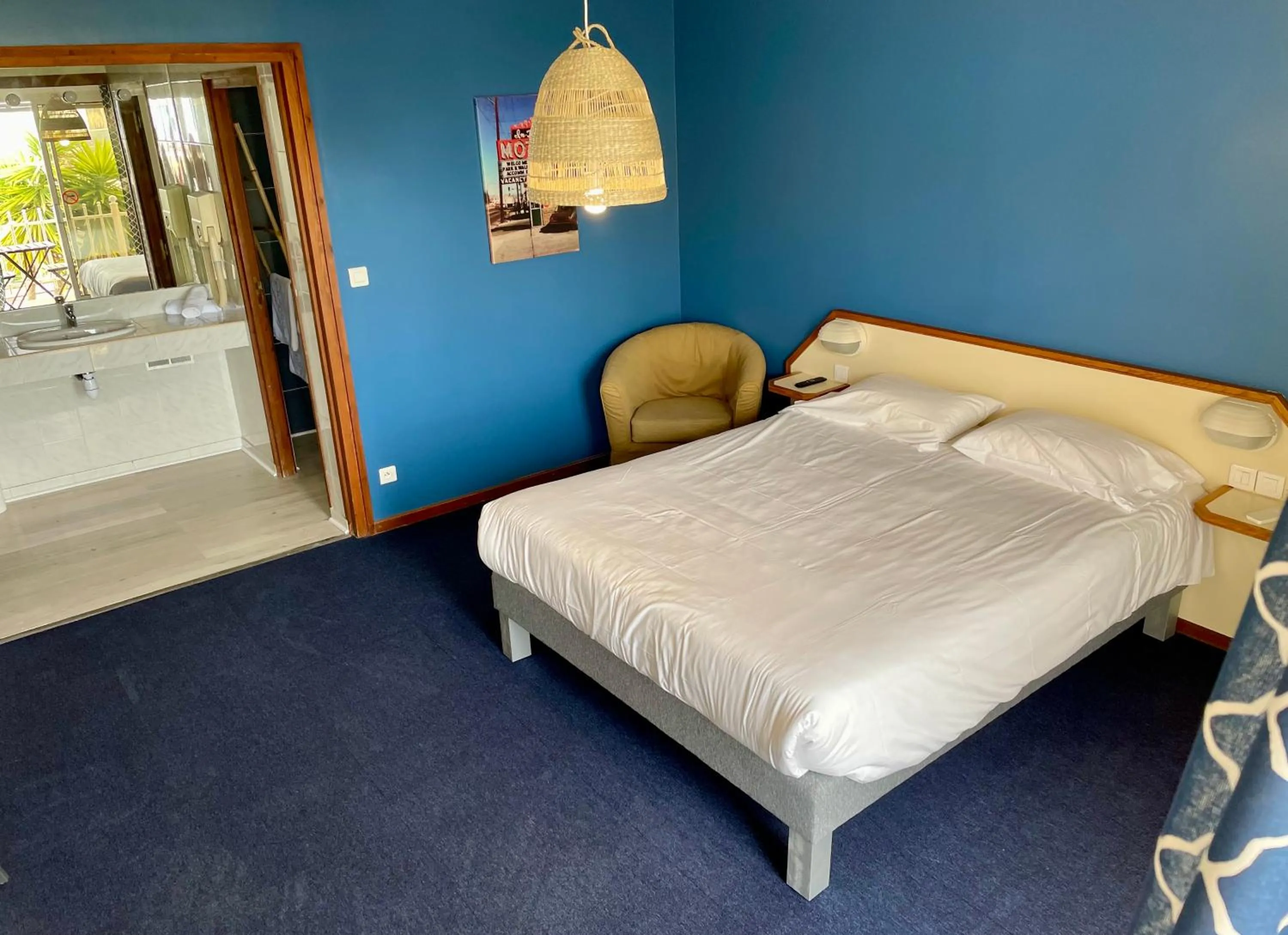 Swimming pool, Bed in Hotel AMERIQUE