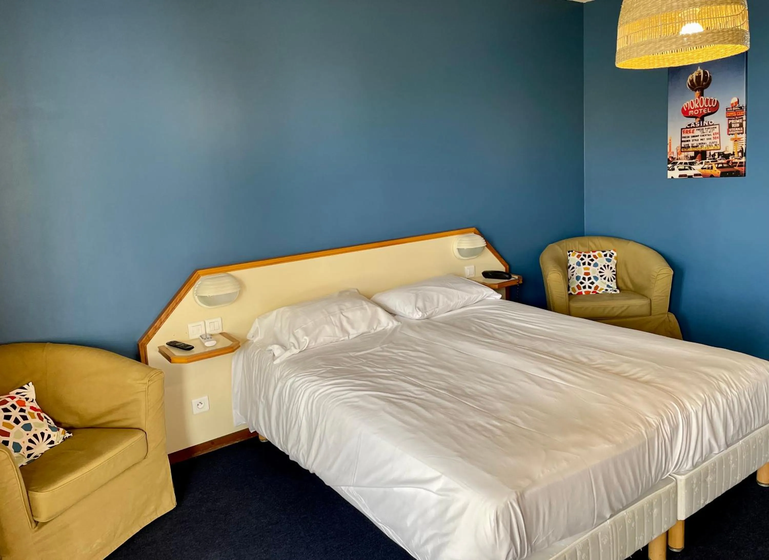 Property building, Bed in Hotel AMERIQUE