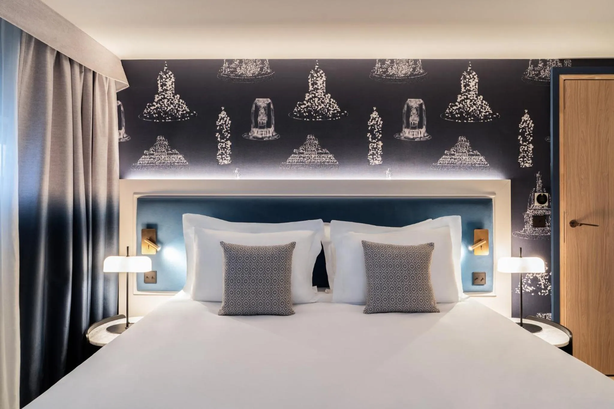 Photo of the whole room, Bed in Crowne Plaza Paris - Republique by IHG