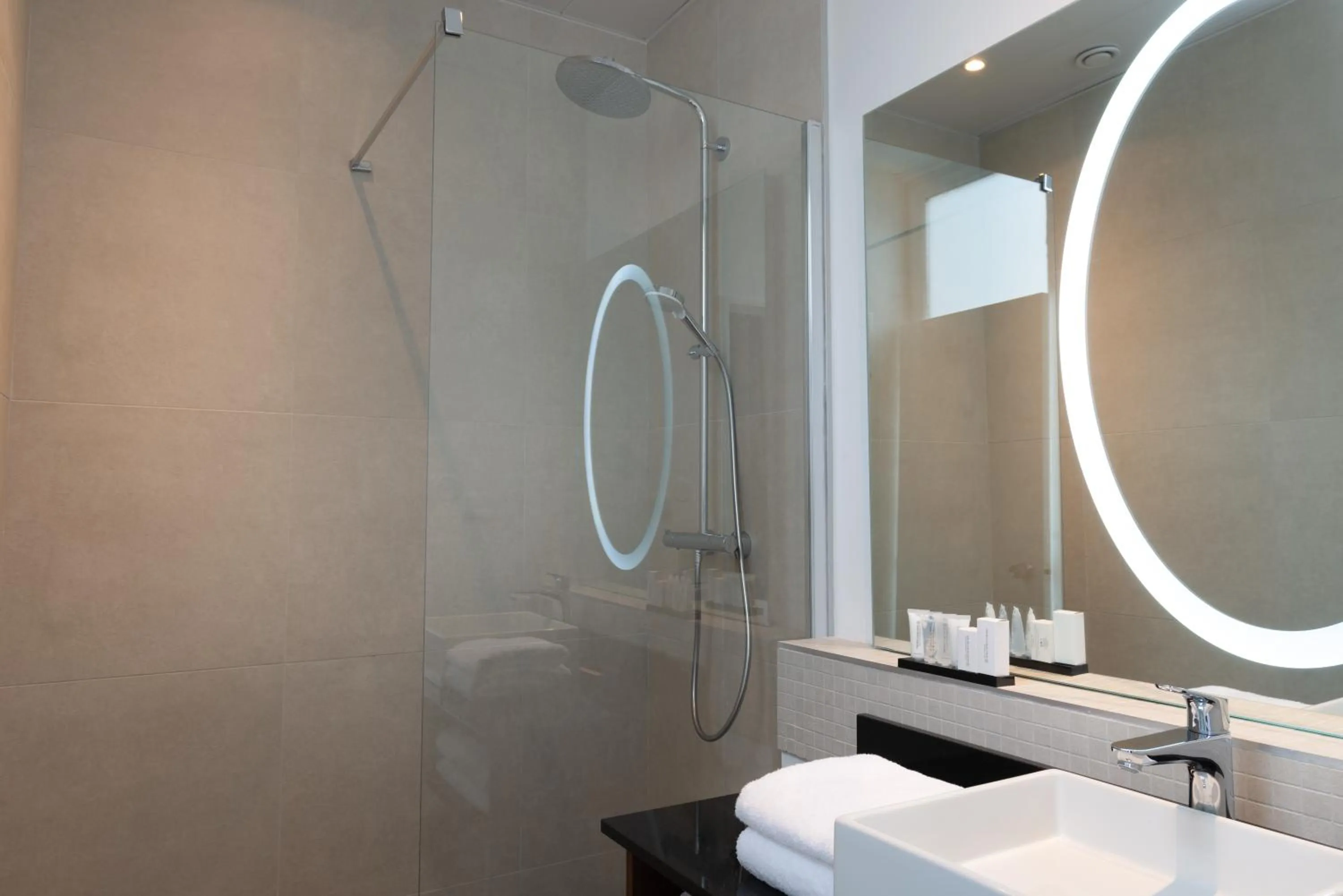 Shower in Crowne Plaza Paris - Republique by IHG