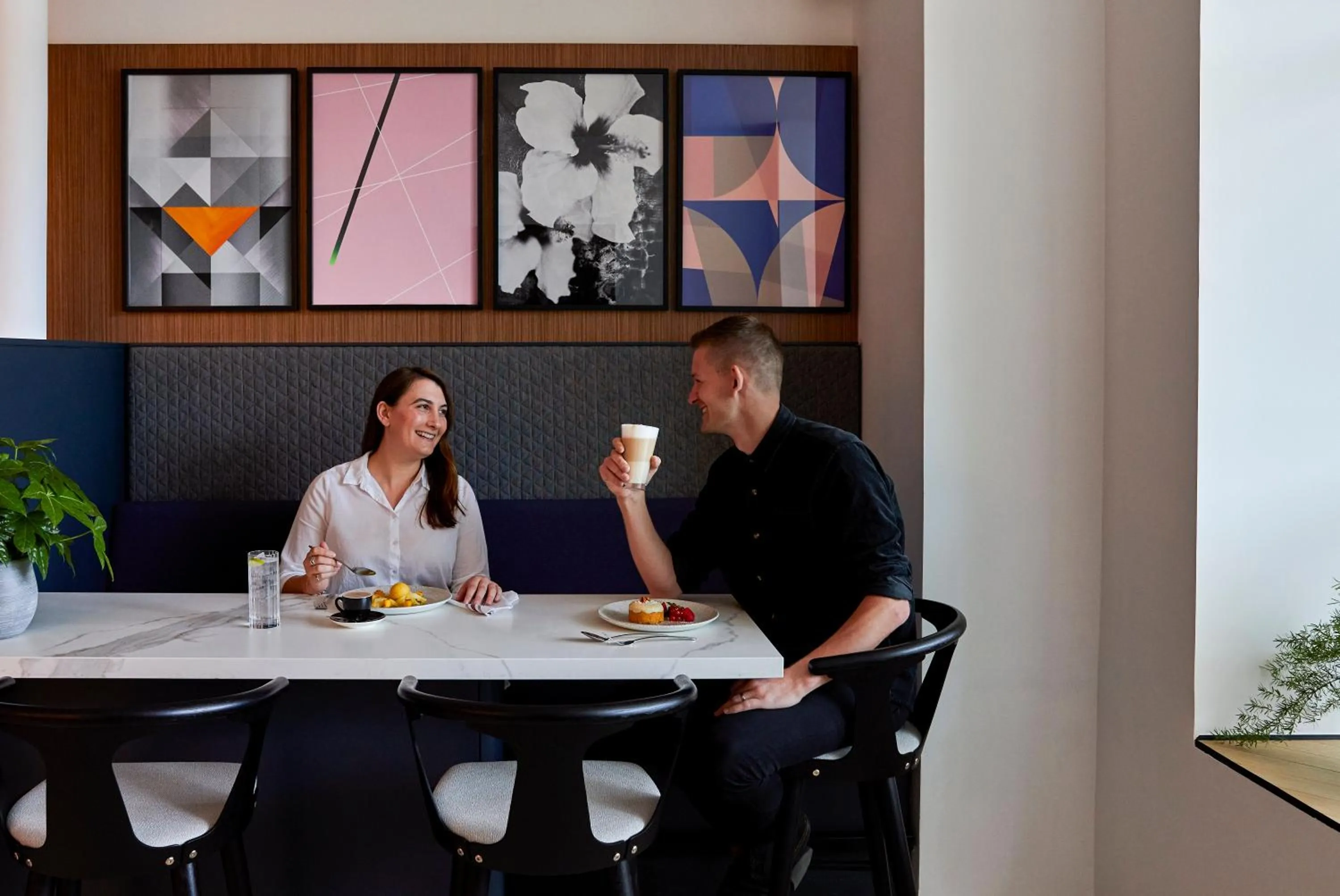 Lounge or bar in Crowne Plaza Paris - Republique by IHG