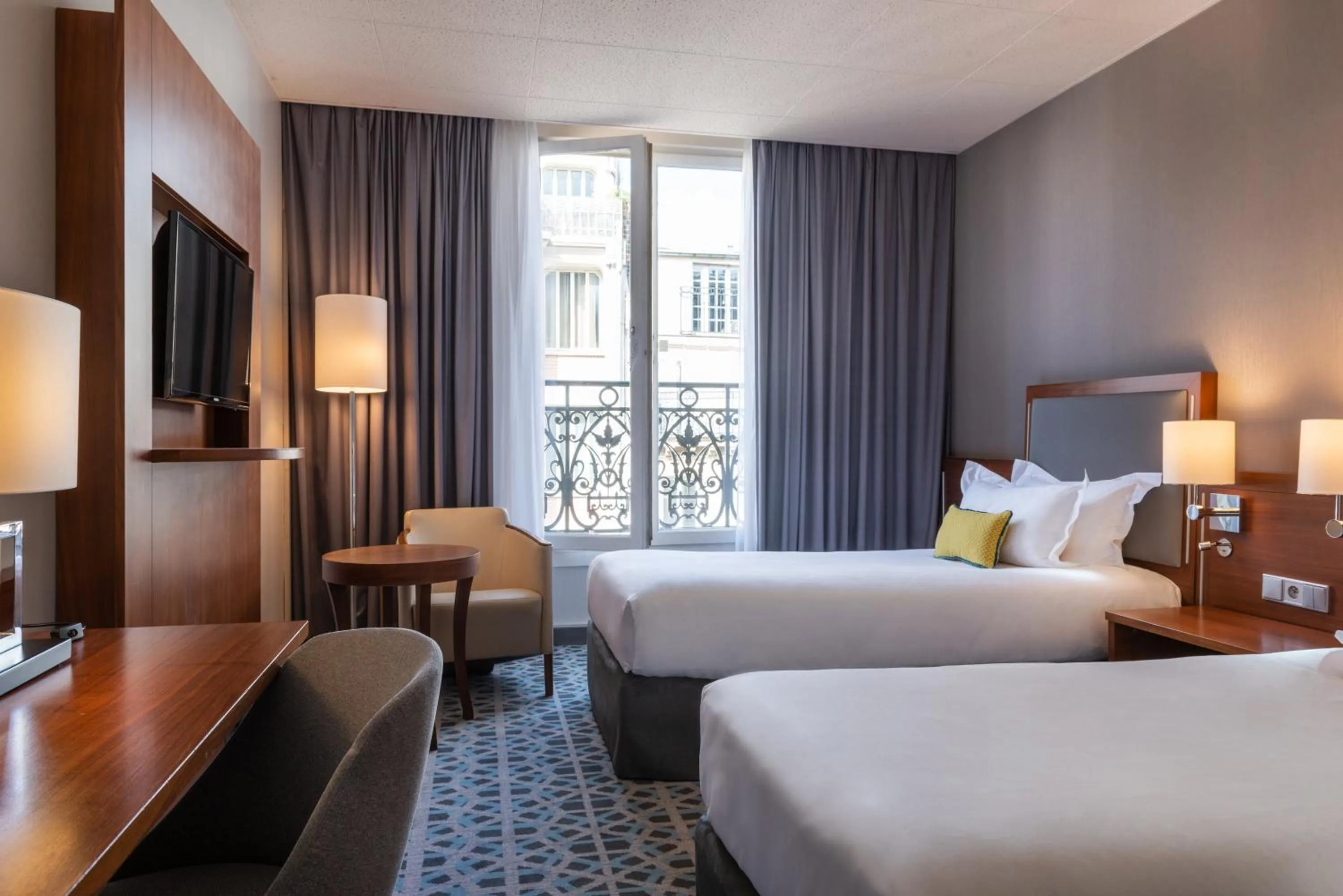 Photo of the whole room, Bed in Crowne Plaza Paris - Republique by IHG