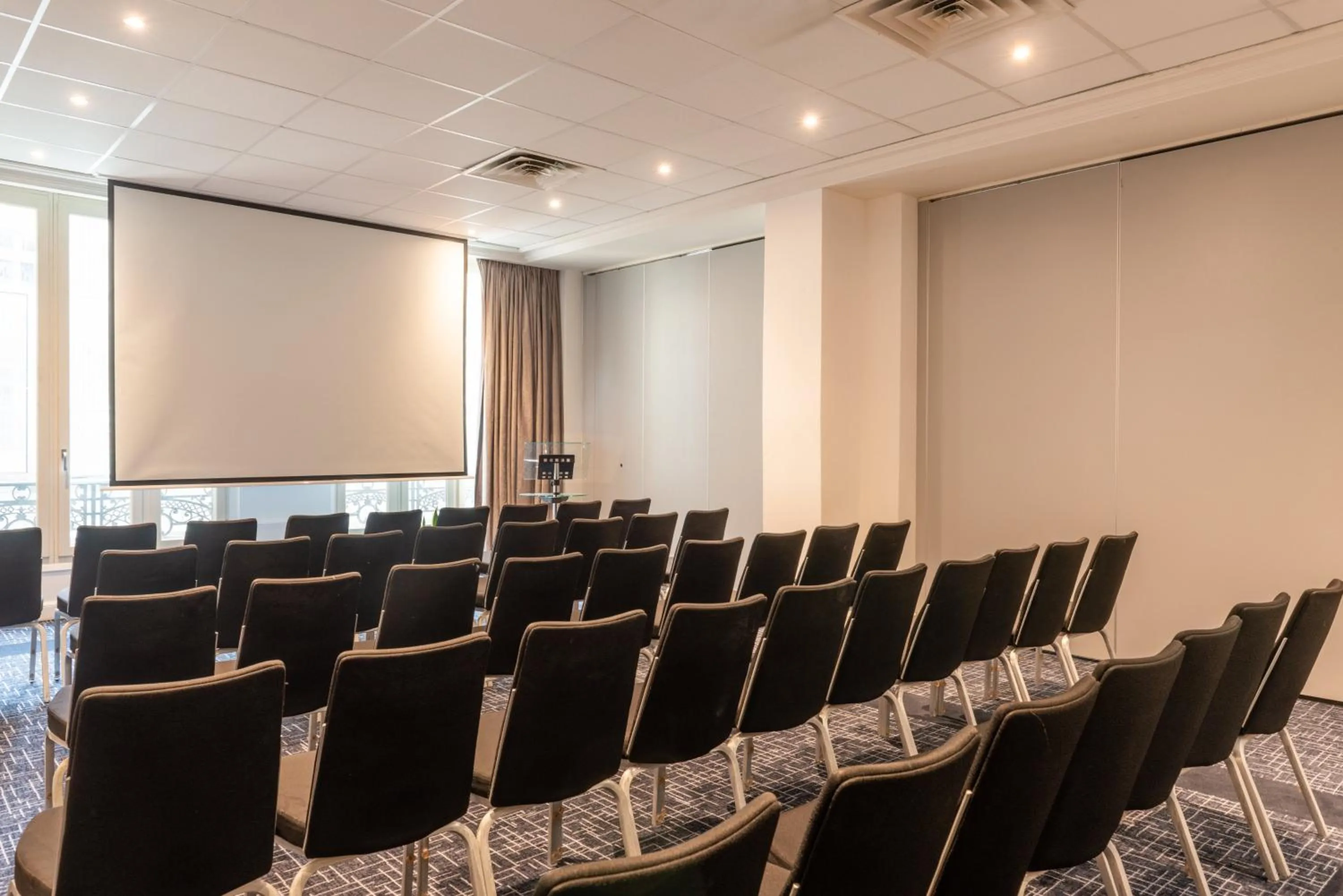 Meeting/conference room in Crowne Plaza Paris - Republique by IHG
