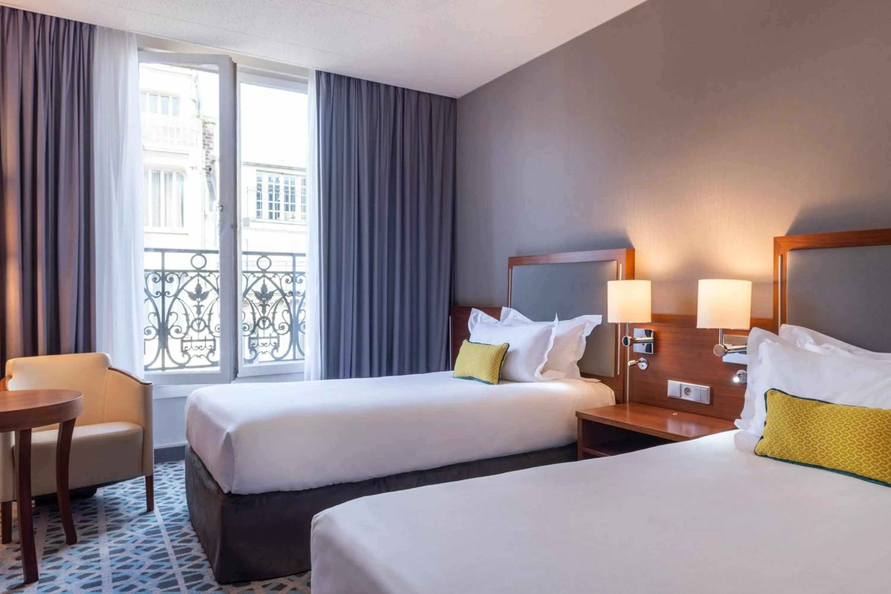Photo of the whole room, Bed in Crowne Plaza Paris - Republique by IHG
