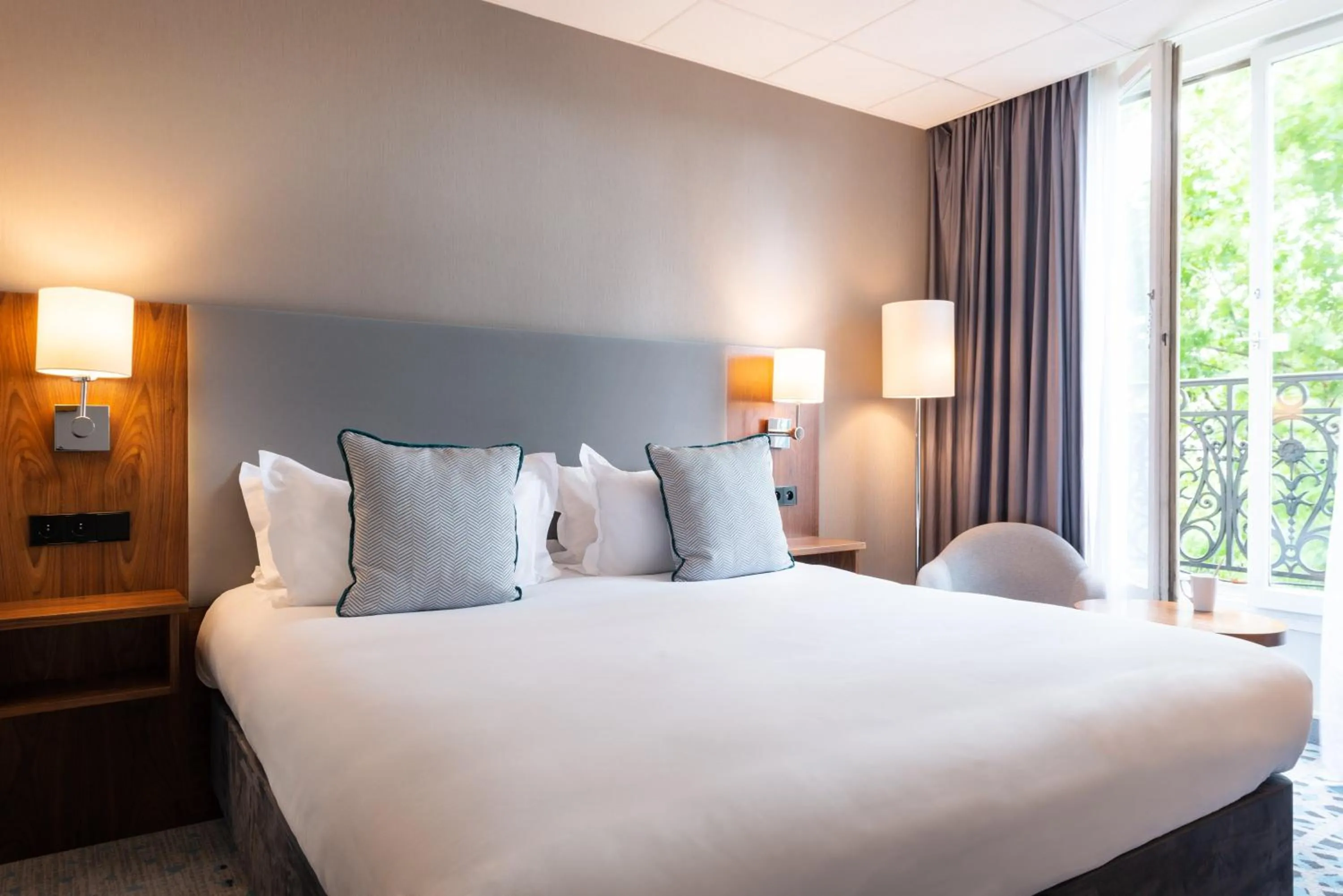 Photo of the whole room, Bed in Crowne Plaza Paris - Republique by IHG