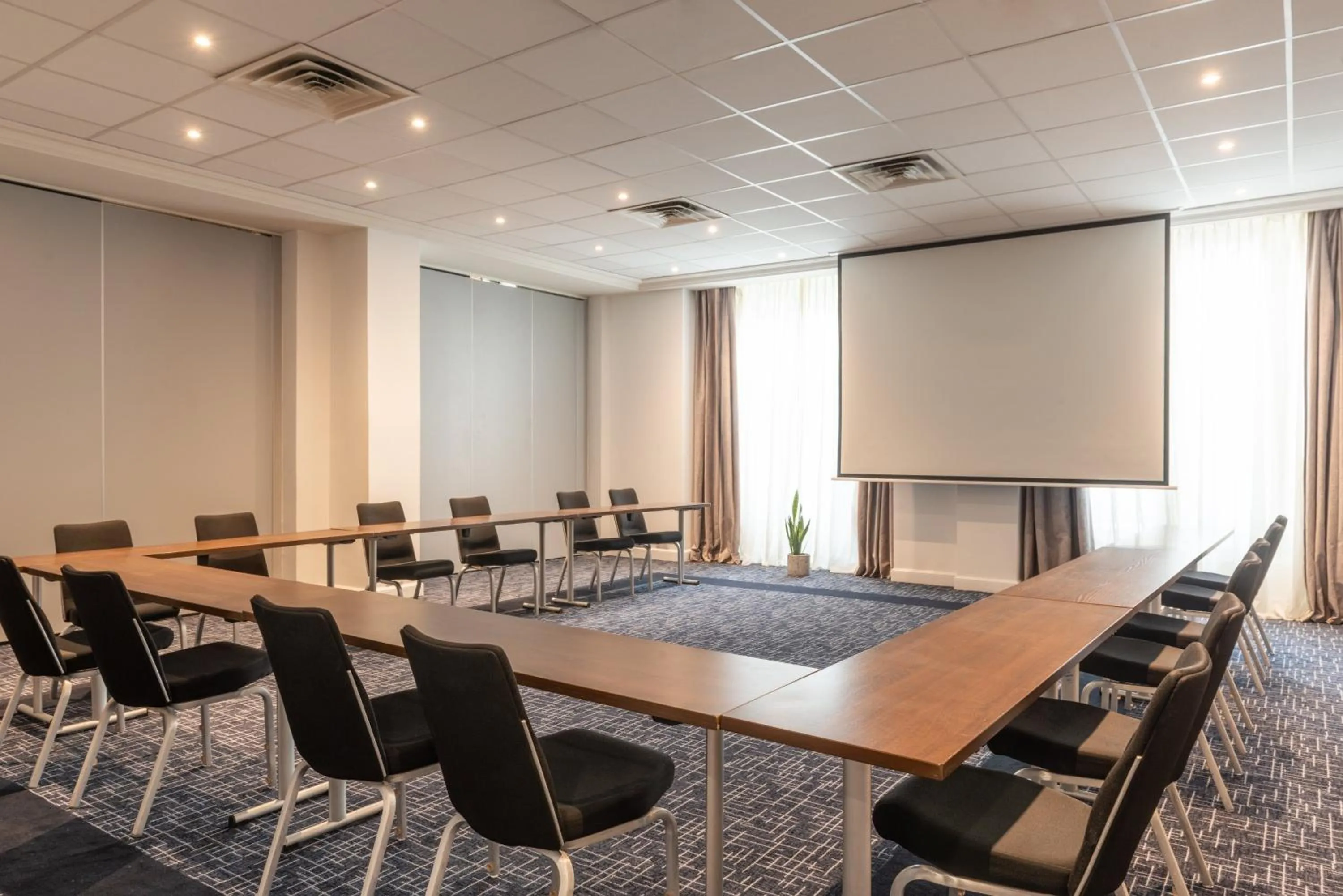 Meeting/conference room in Crowne Plaza Paris - Republique by IHG